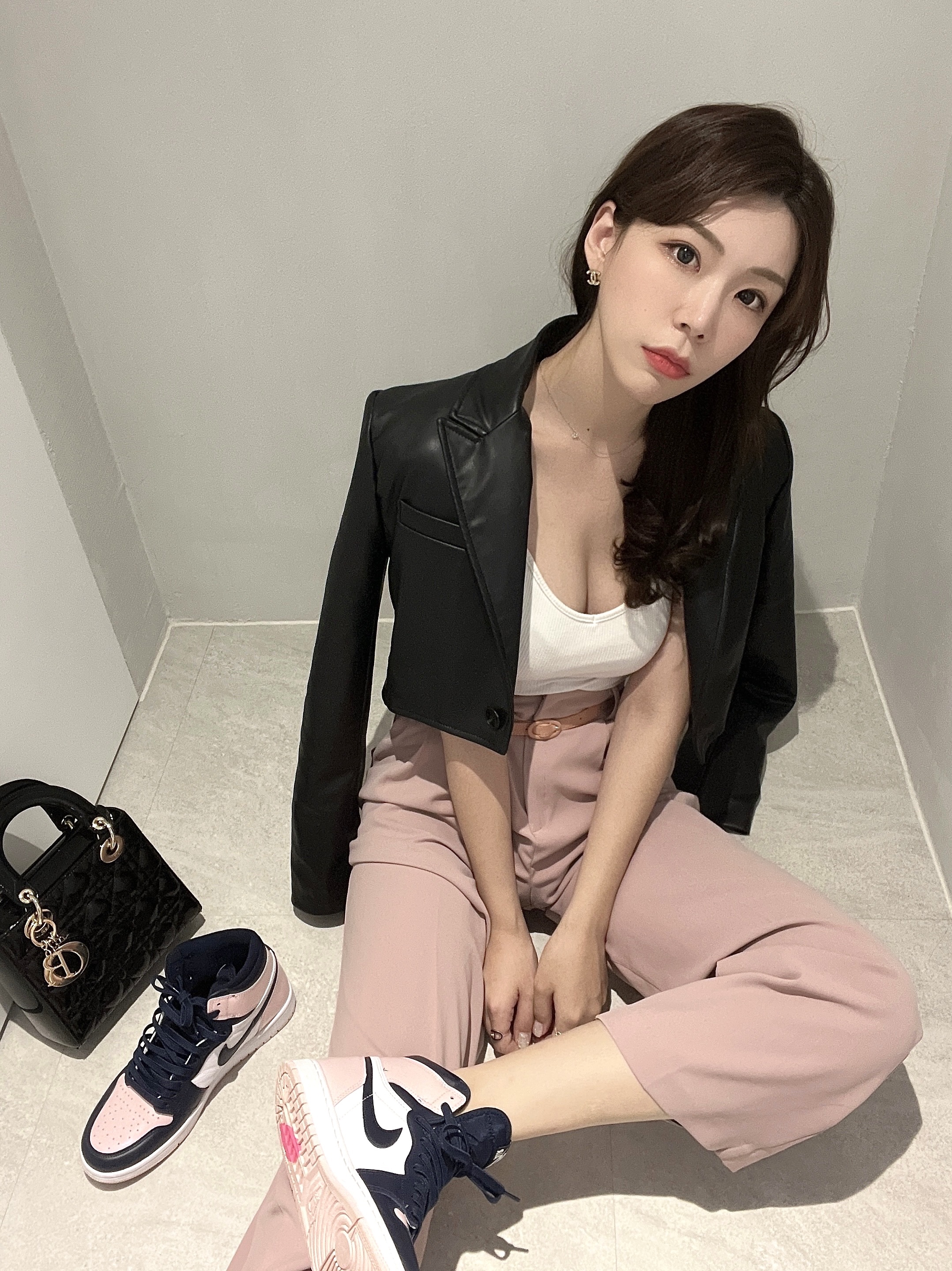 (W) Jordan 1 Retro High OG Atmosphere, Dior Mini Lady Bag Patent Cannage Calfskin Black 착용 스타일 - 2