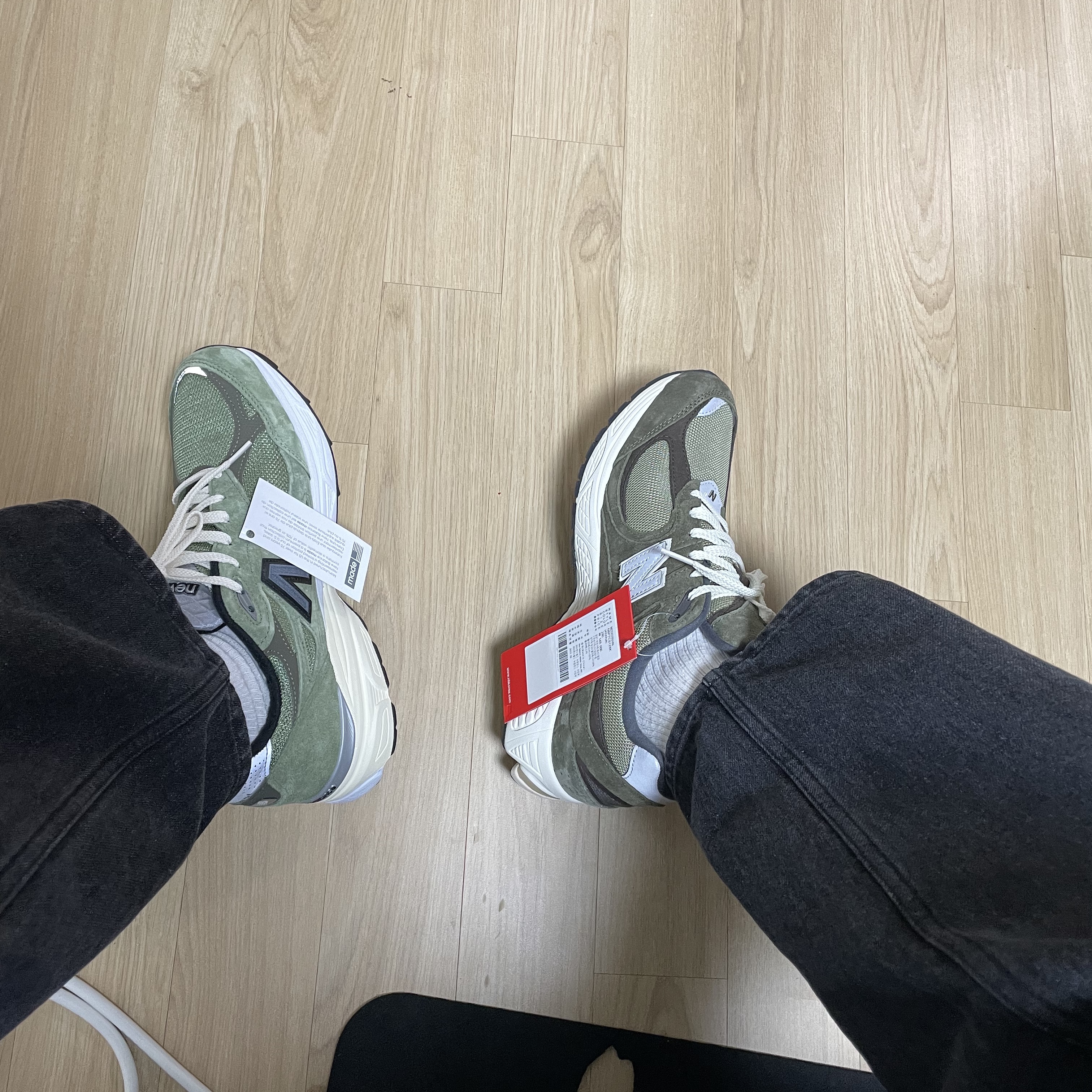 New Balance 2002R Special Vintage Khaki, New Balance x JJJJound 990v3 Olive 착용 스타일 - 3