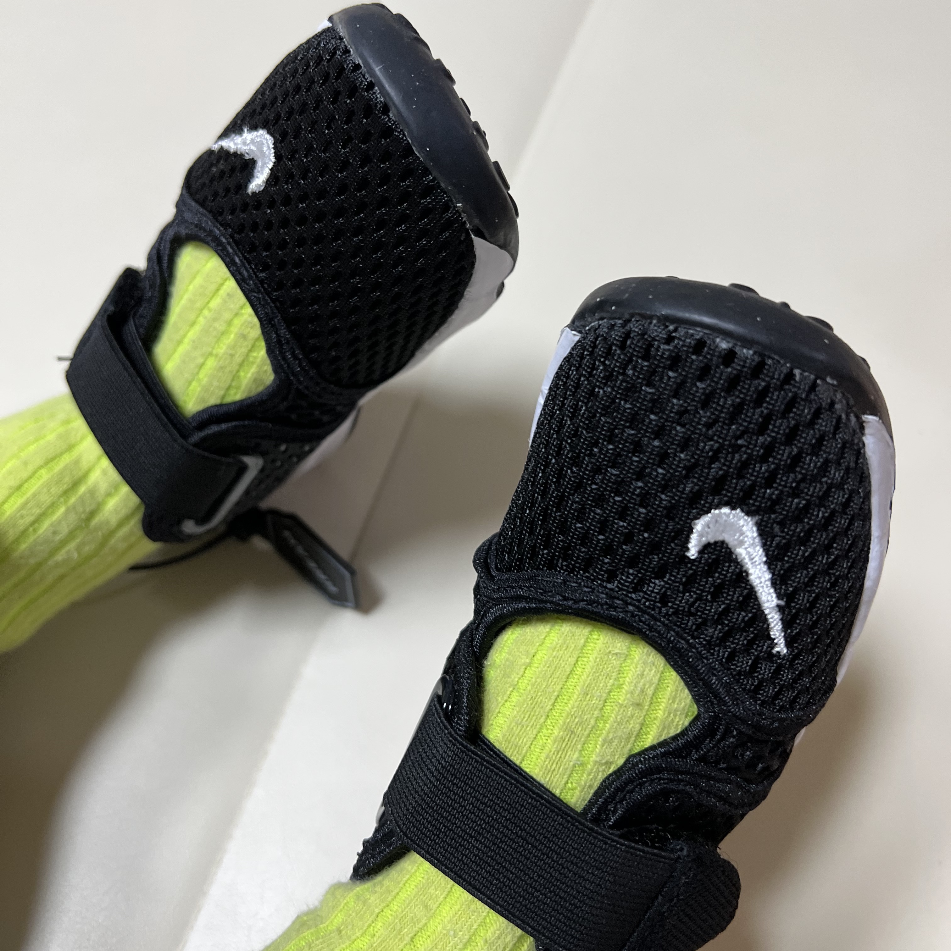 (TD) Nike Air Rift Black White 착용 스타일 - 1