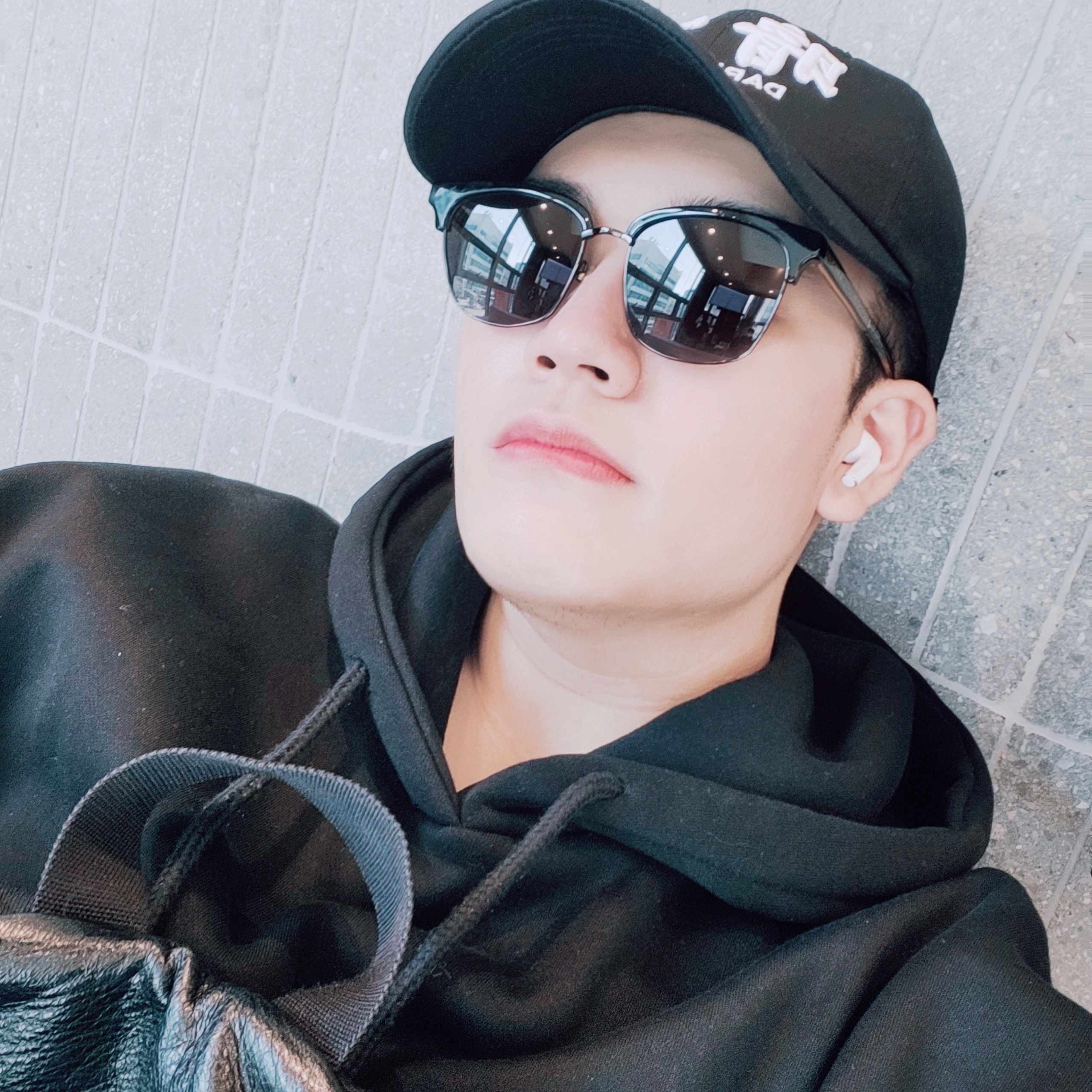 Darkr8m Studio White Logo Cap 착용 스타일