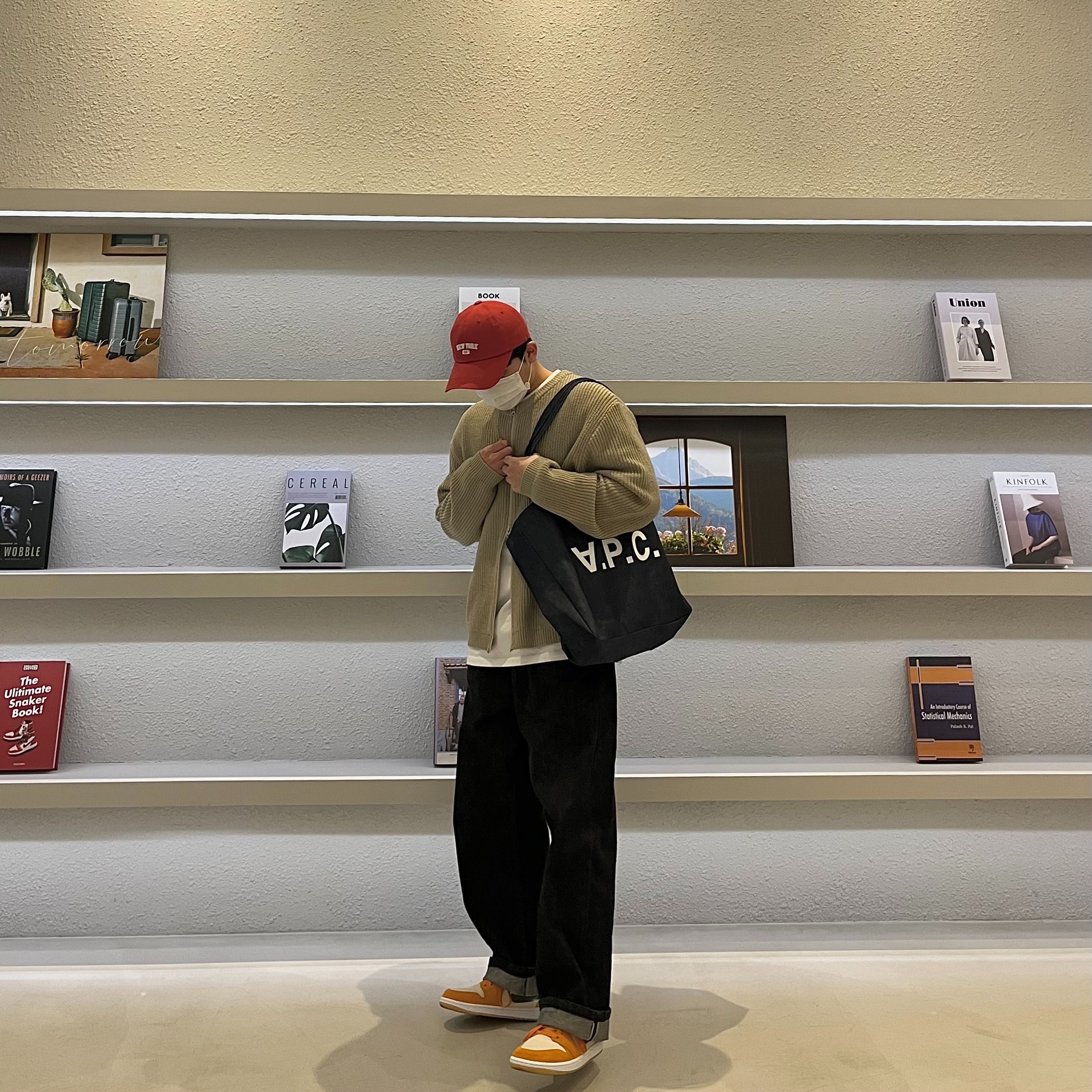 Jordan 1 Low SE Light Curry, A.P.C. Daniela Shopping Bag Indigo 착용 스타일
