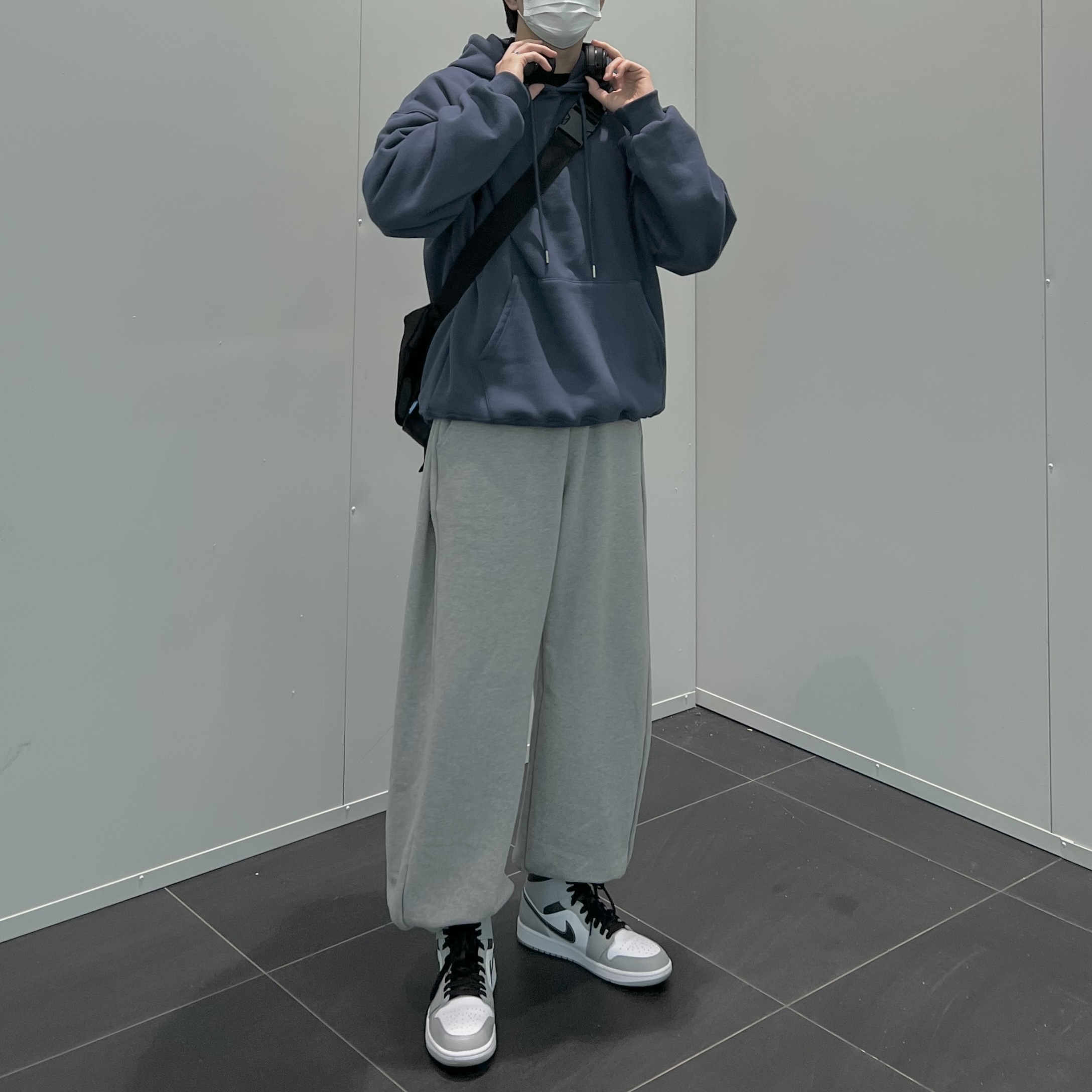 Jordan 1 Mid Light Smoke Grey Anthracite 착용 스타일 - 1