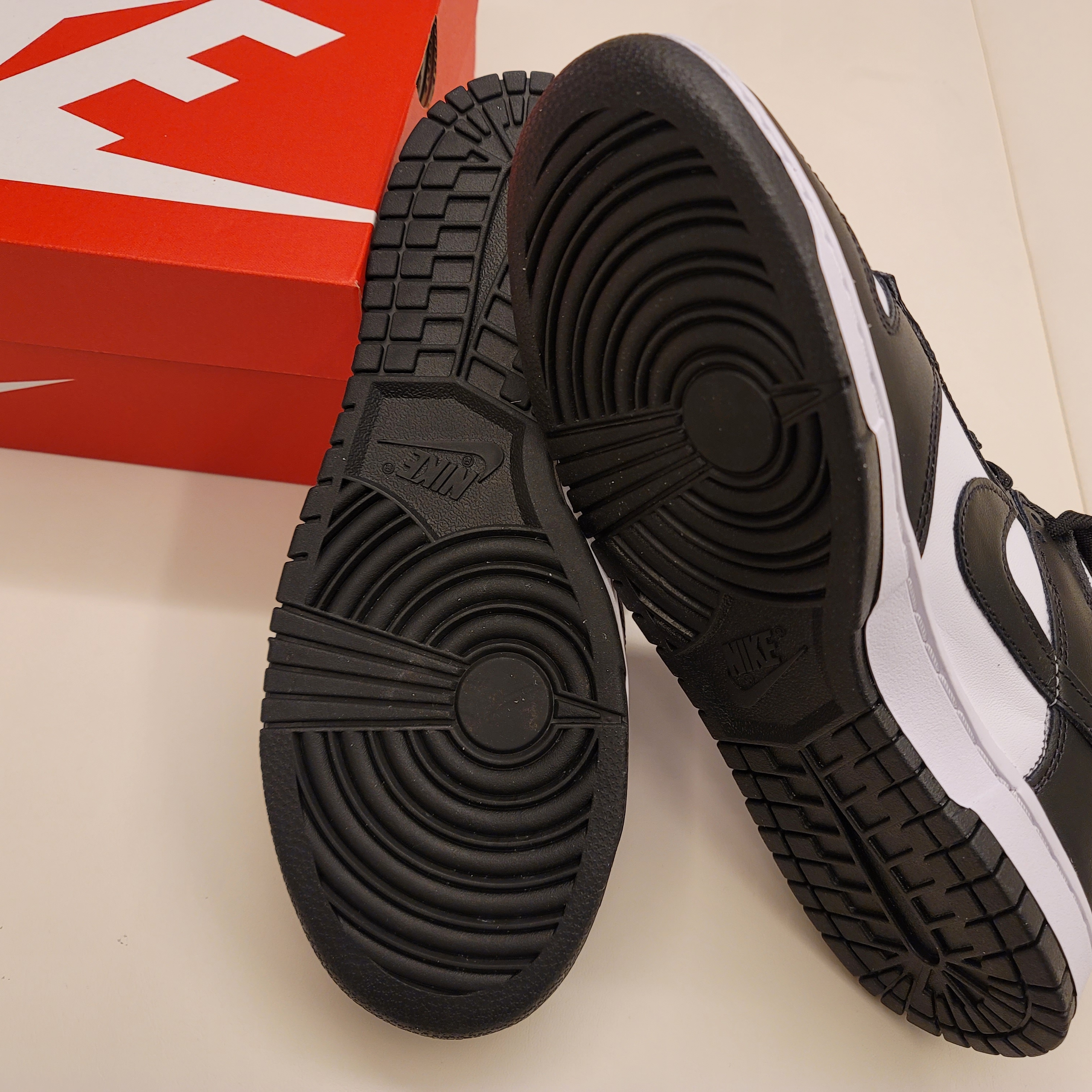 Nike Dunk Low Retro Black 착용 스타일 - 2