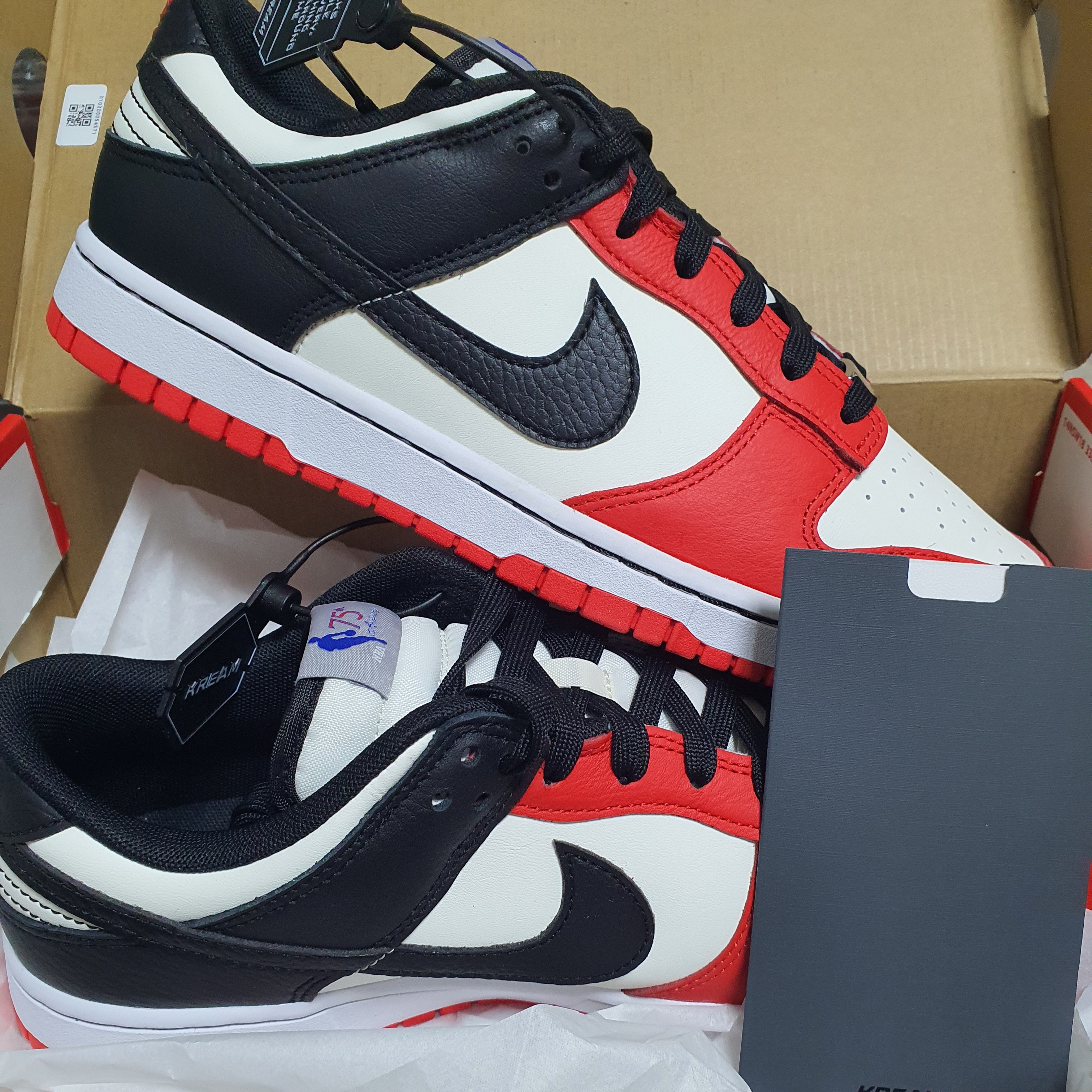 Nike x NBA Dunk Low Retro EMB Black and Chile Red 착용 스타일