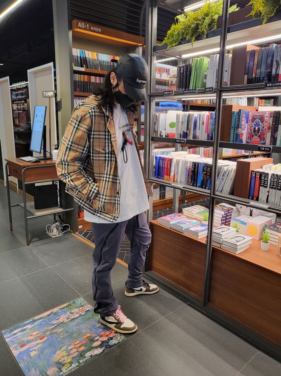 Supreme x Burberry Box Logo Hooded Sweatshirt Heather Grey - 22SS, Nike x Travis Scott SB Dunk Low 착용 스타일 - 2