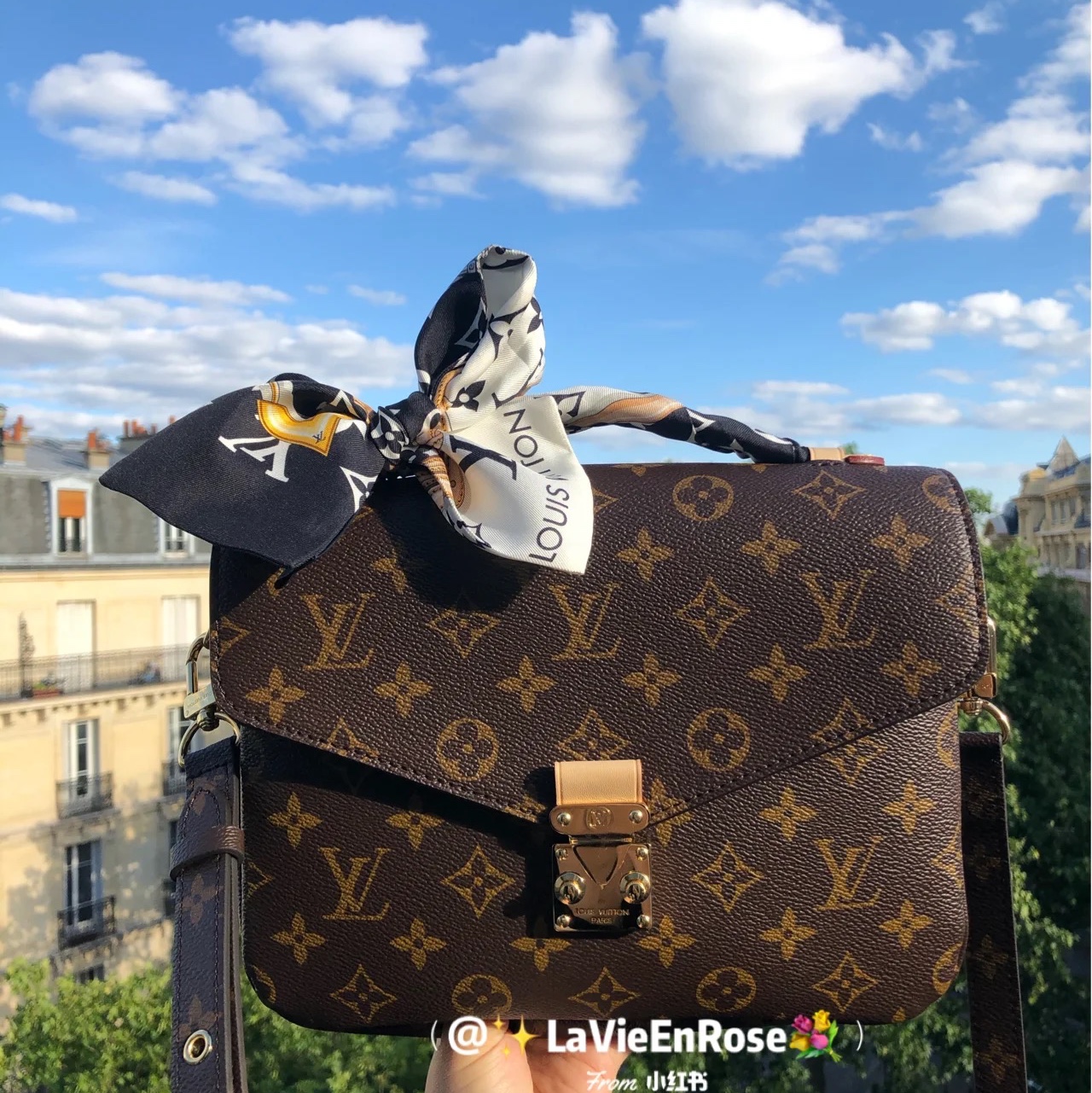 Louis Vuitton Pochette Metis Monogram 착용 스타일 - 1