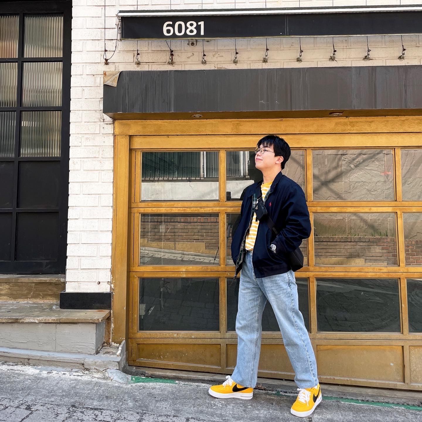 Prada Re-Nylon and Saffiano Leather Shoulder Bag Black, Nike Air Force 1 Low NBA Amarillo 착용 스타일 - 3