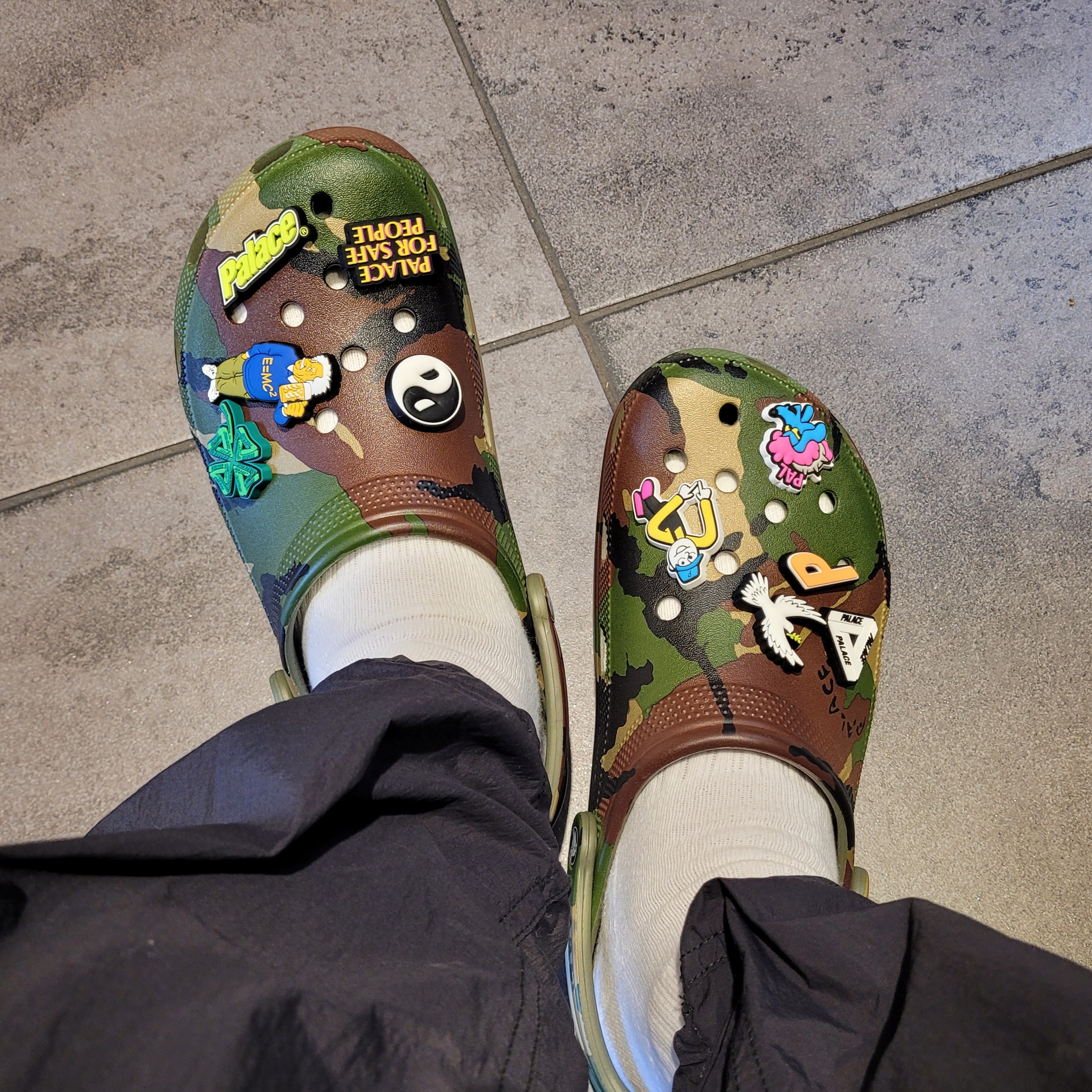 Crocs x Palace Classic Clog Woodland Camo 착용 스타일