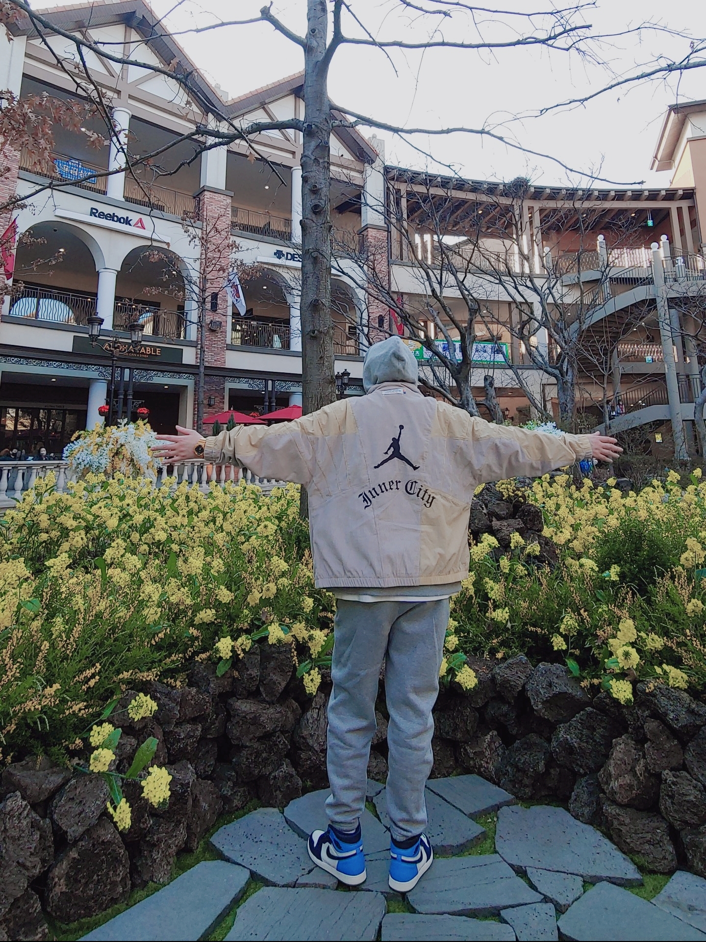 Jordan 1 Retro High Obsidian UNC, Jordan x Russell Westbrook Honor the Gift Jacket - US/EU 착용 스타일 - 2