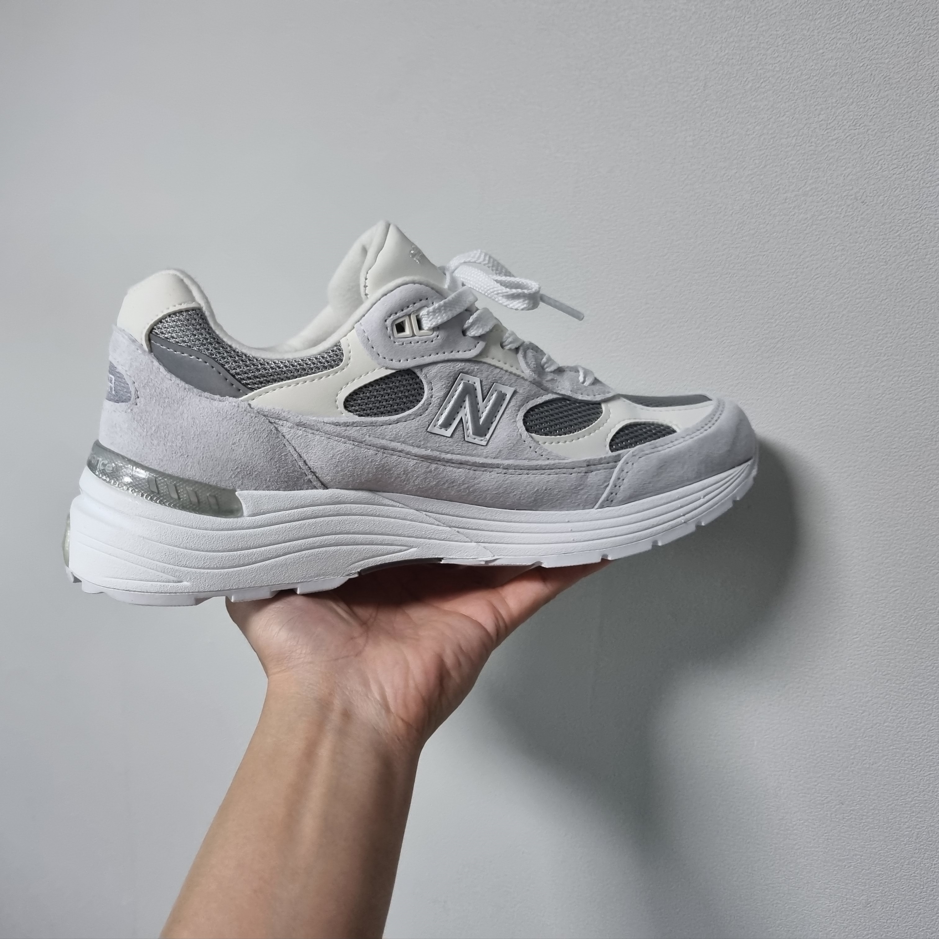 New Balance 992 Made in USA White Silver 착용 스타일 - 1