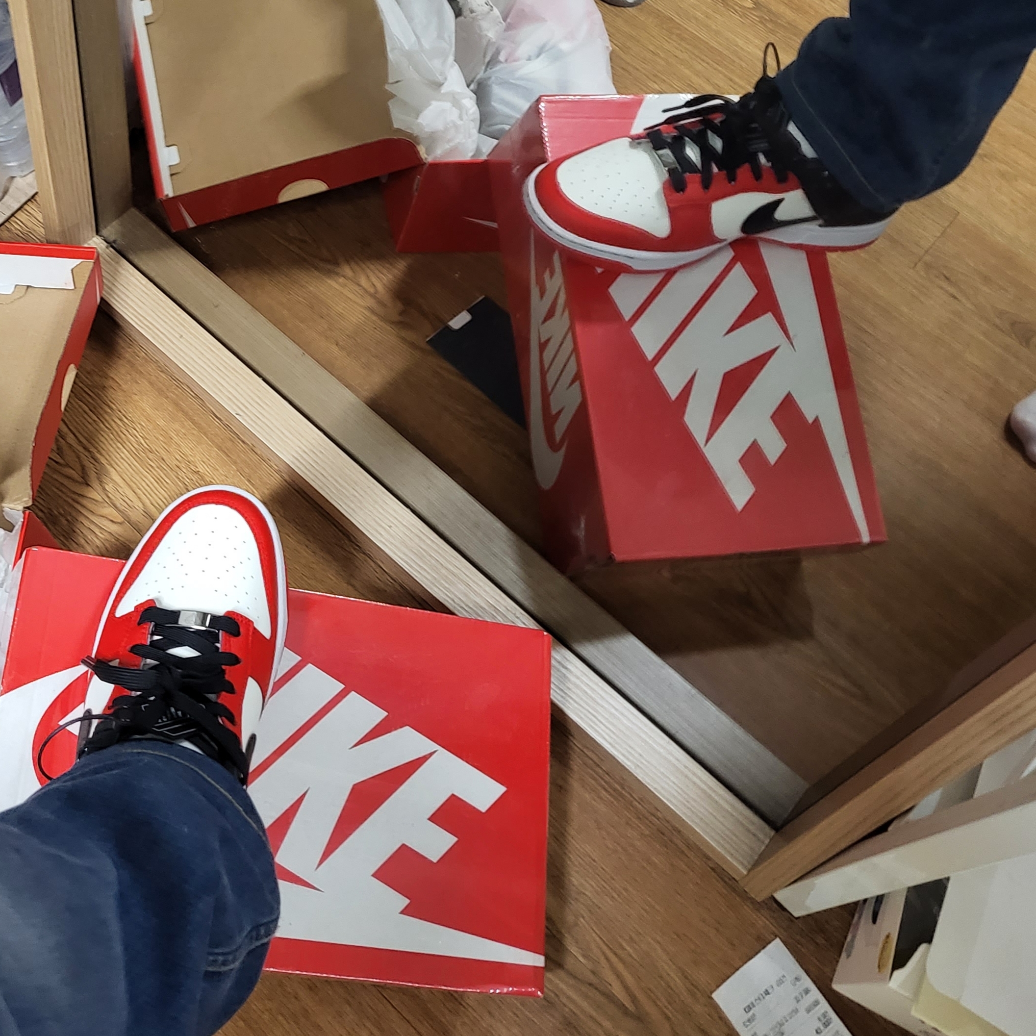 Nike x NBA Dunk Low Retro EMB Black and Chile Red 착용 스타일