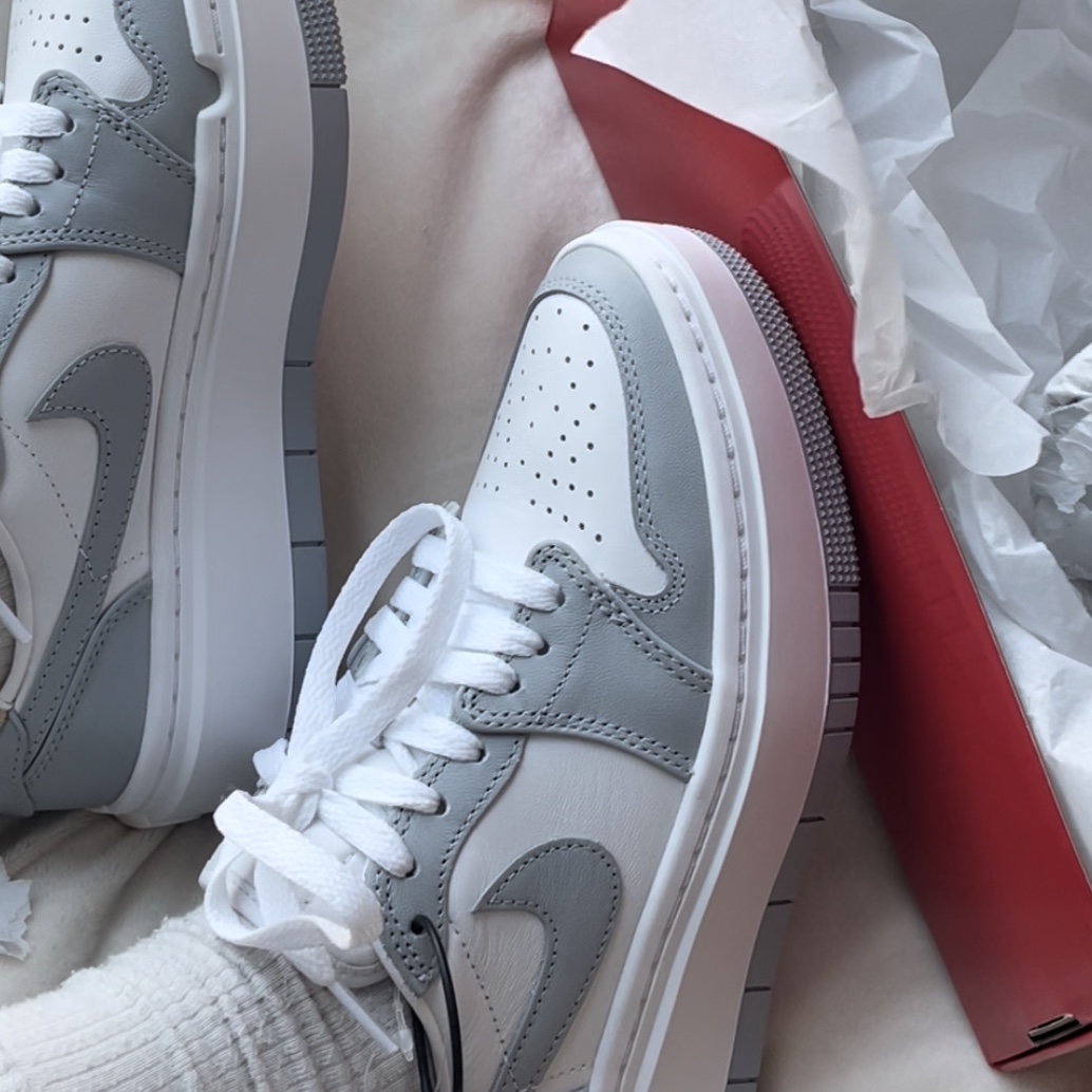 (W) Jordan 1 Elevate Low White and Wolf Grey 착용 스타일 - 2