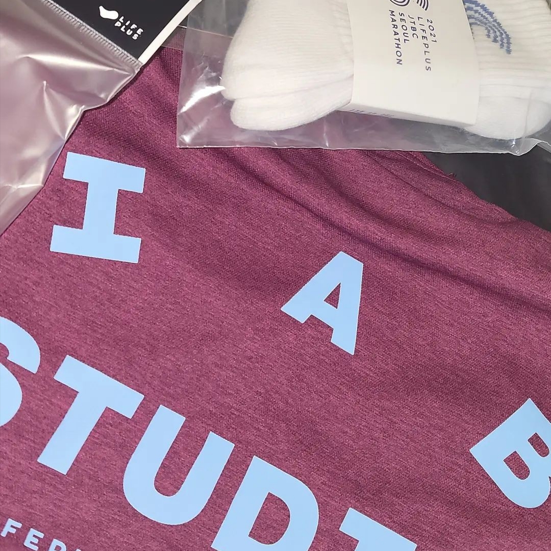 IAB Studio x JTBC 2021 Life Plus Seoul Marathon Pack Red 착용 스타일
