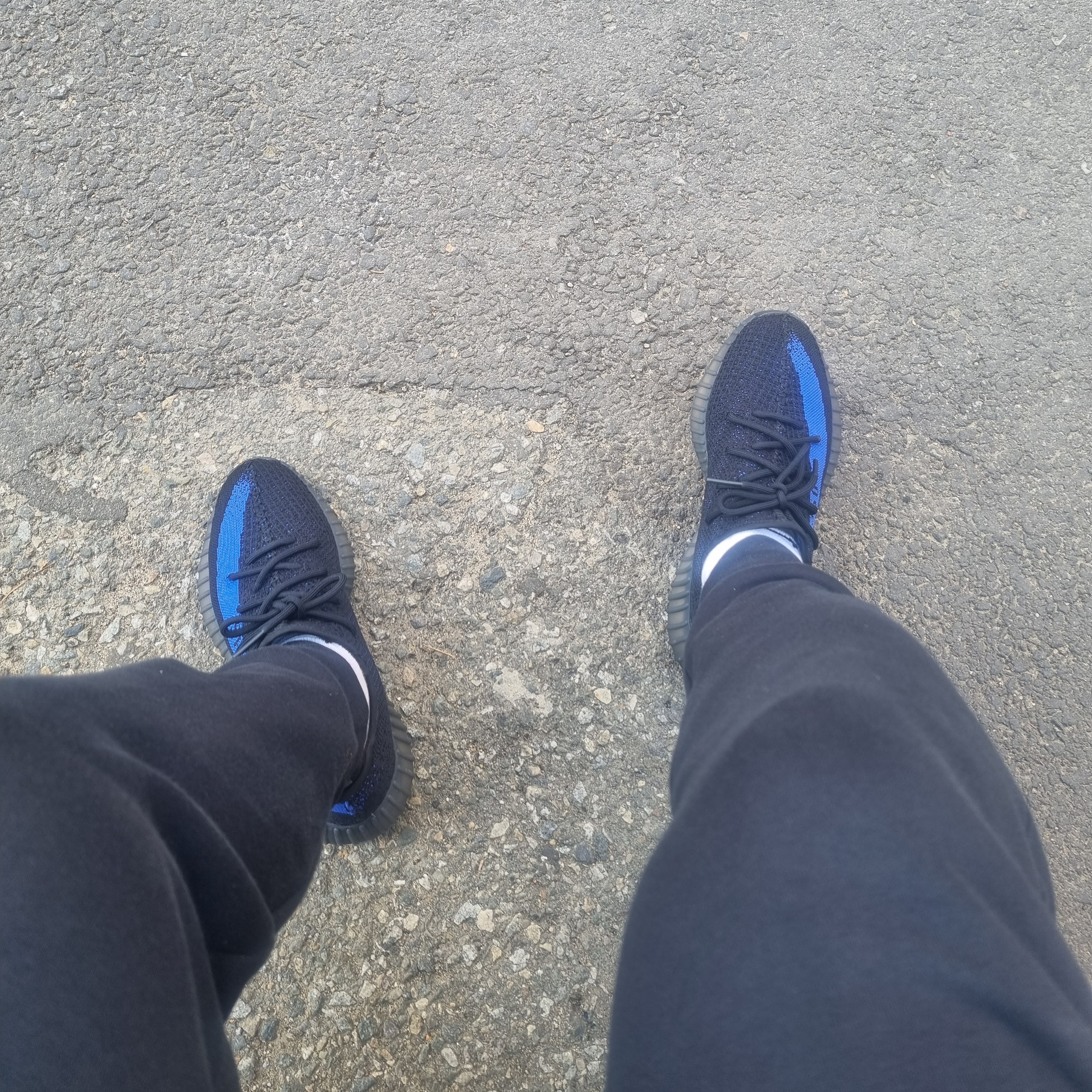 Adidas Yeezy Boost 350 V2 Dazzling Blue 착용 스타일