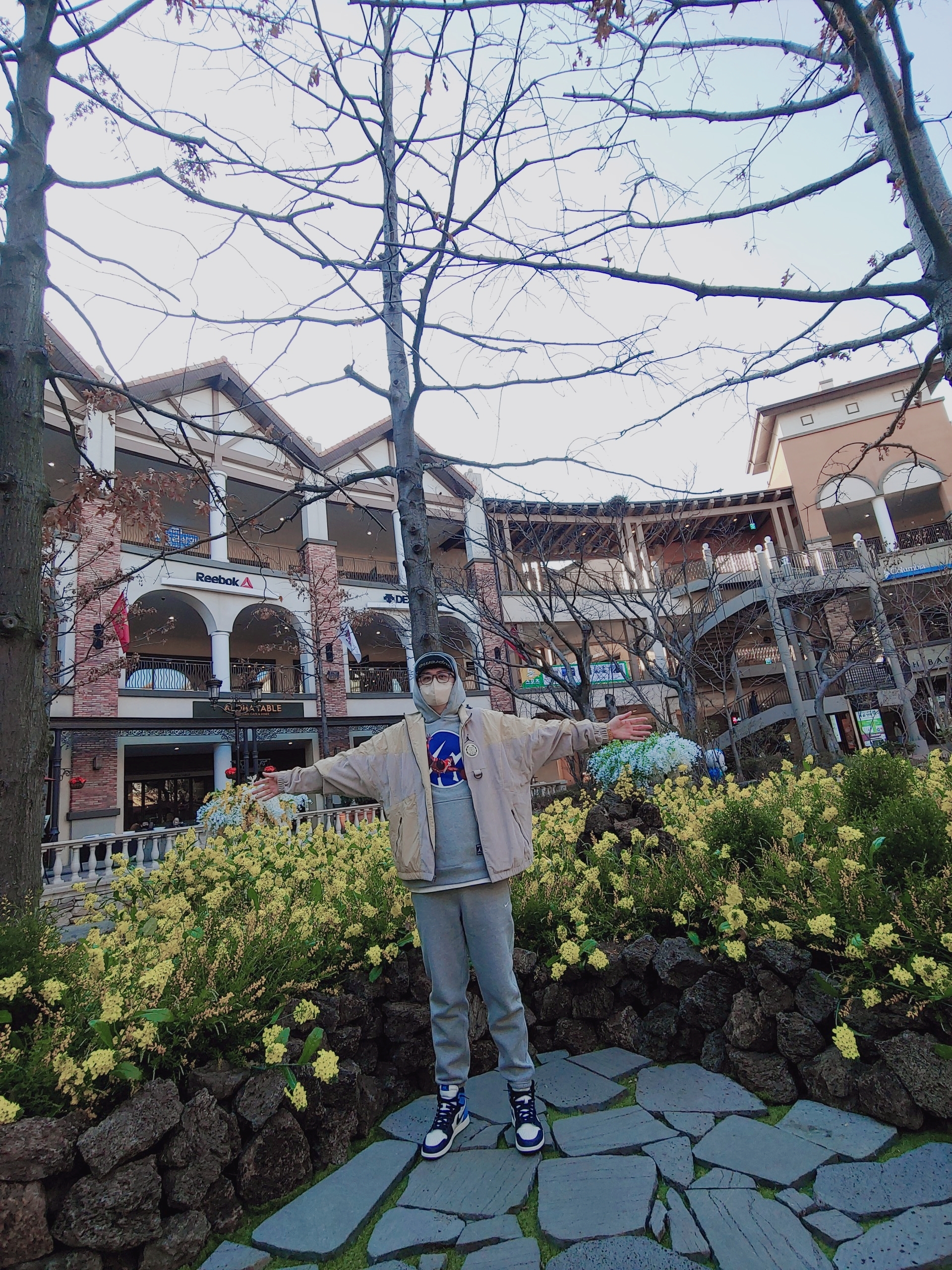 Jordan 1 Retro High Obsidian UNC, Jordan x Russell Westbrook Honor the Gift Jacket - US/EU 착용 스타일 - 3