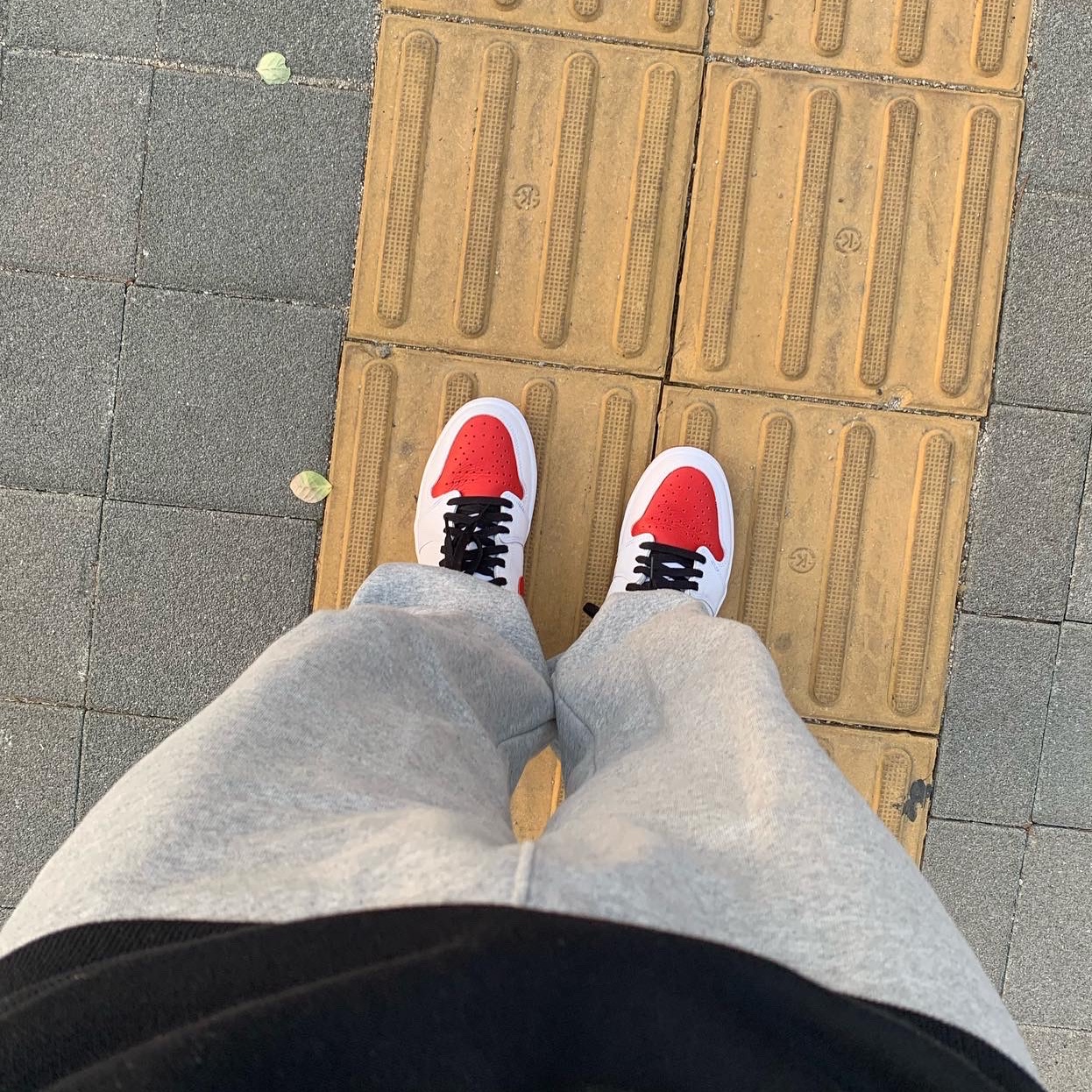 Jordan 1 Retro High OG Heritage, Jordan 1 x Travis Scott x Fragment Retro Low OG SP Military Blue 착용 스타일 - 1