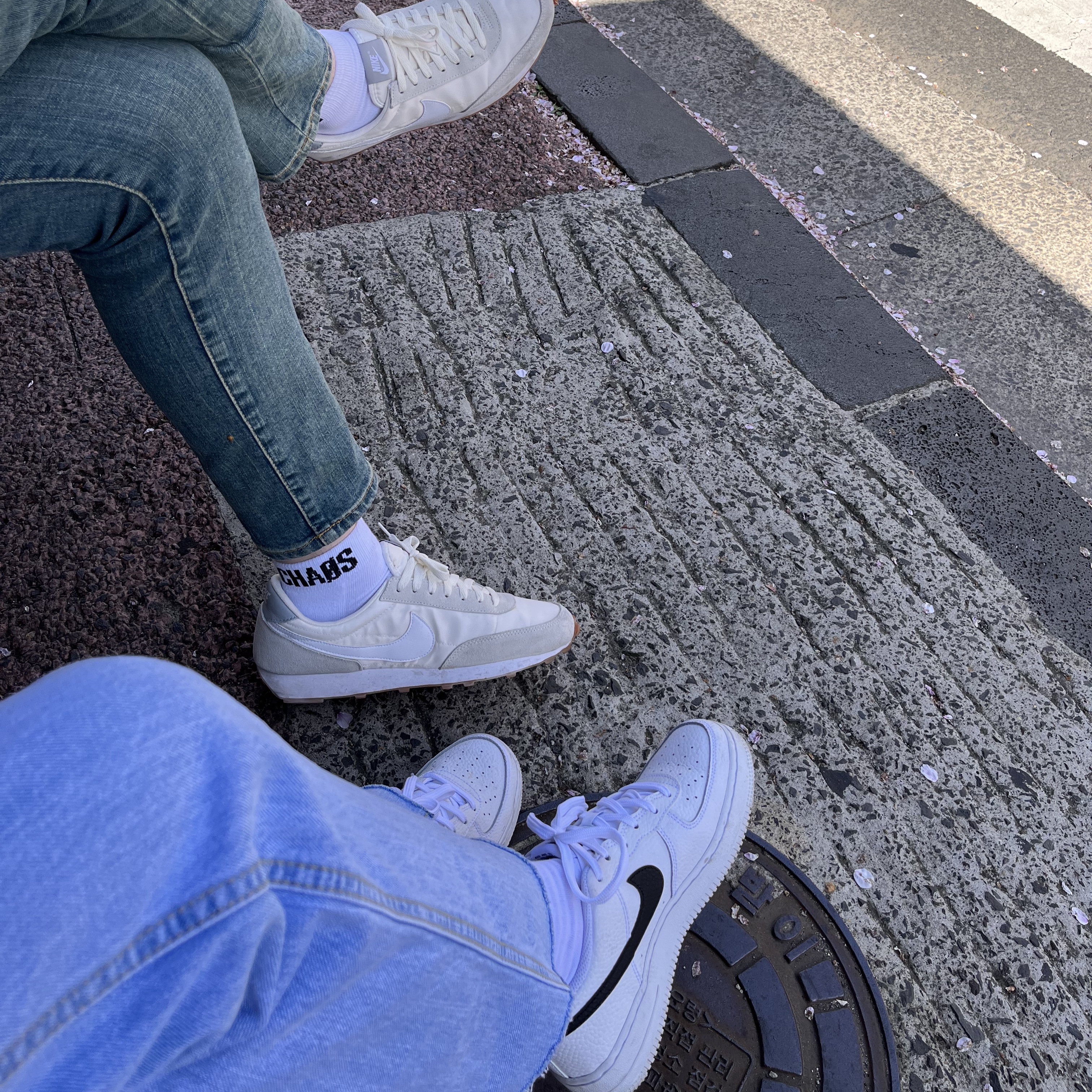 (GS) Nike Air Force 1 White Black, (W) Nike Daybreak Summit White 착용 스타일