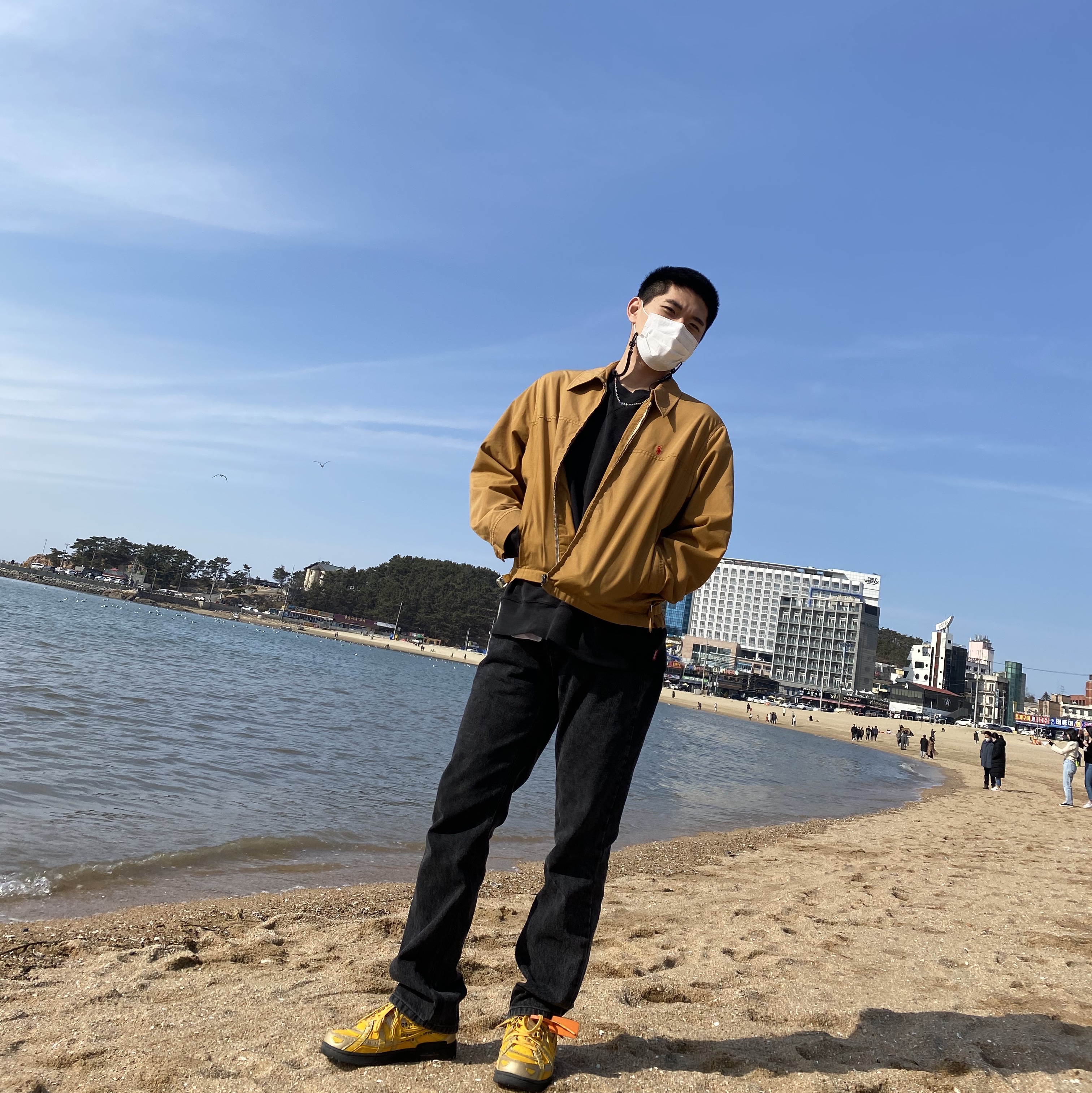 Nike x Off-White Air Rubber Dunk University Gold 착용 스타일