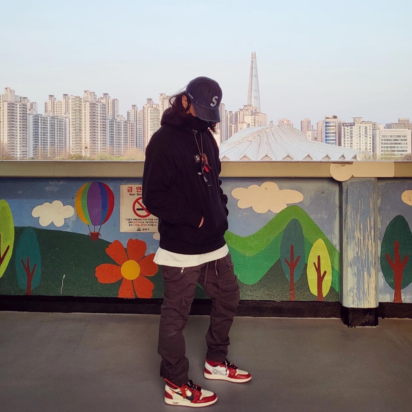 Supreme Box Logo Hooded Sweatshirt Black - 21FW, Supreme Kevlar Denim S Logo 6-Panel Indigo - 22SS 착용 스타일 - 3