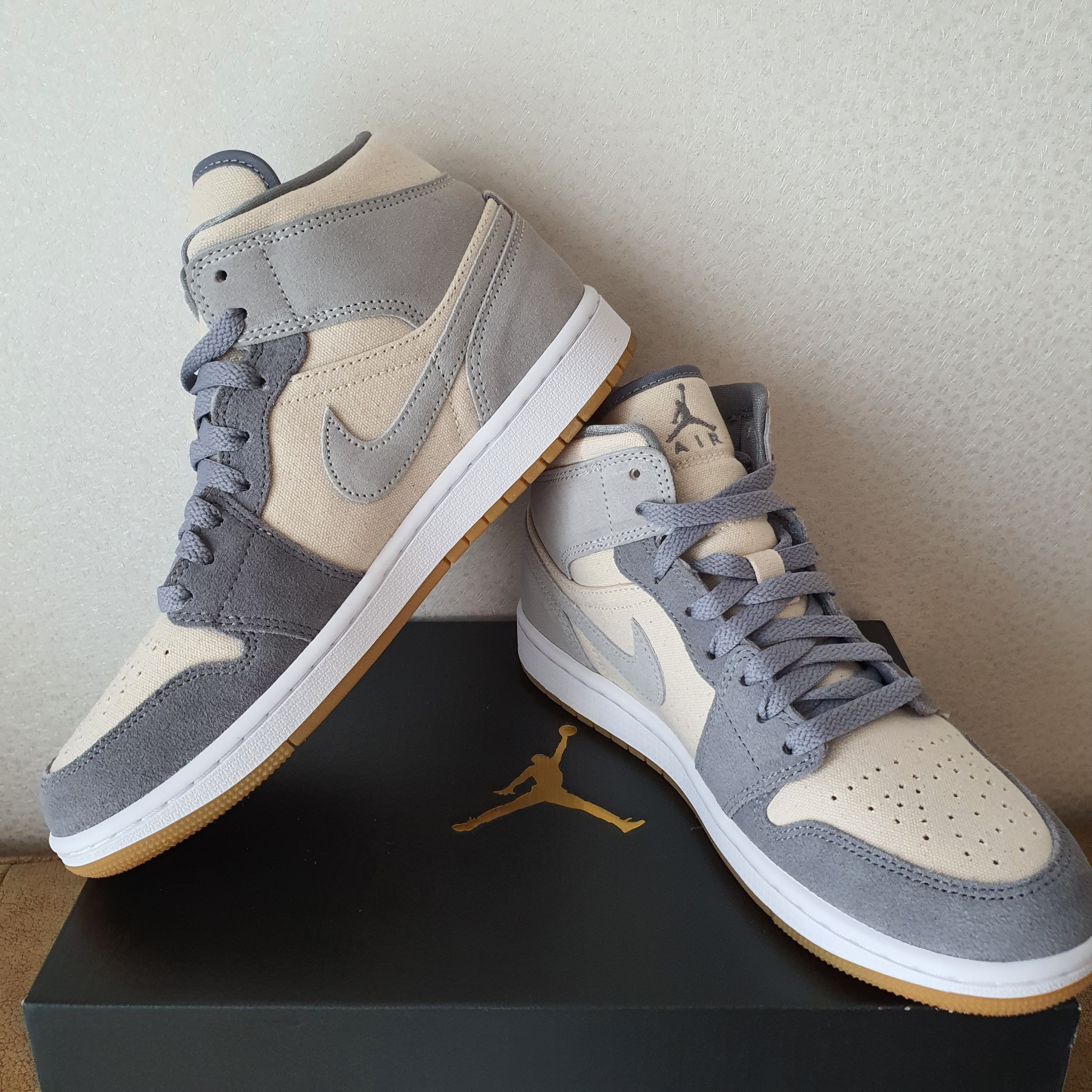 Jordan 1 Mid SE Coconut Milk Particle Grey 착용 스타일