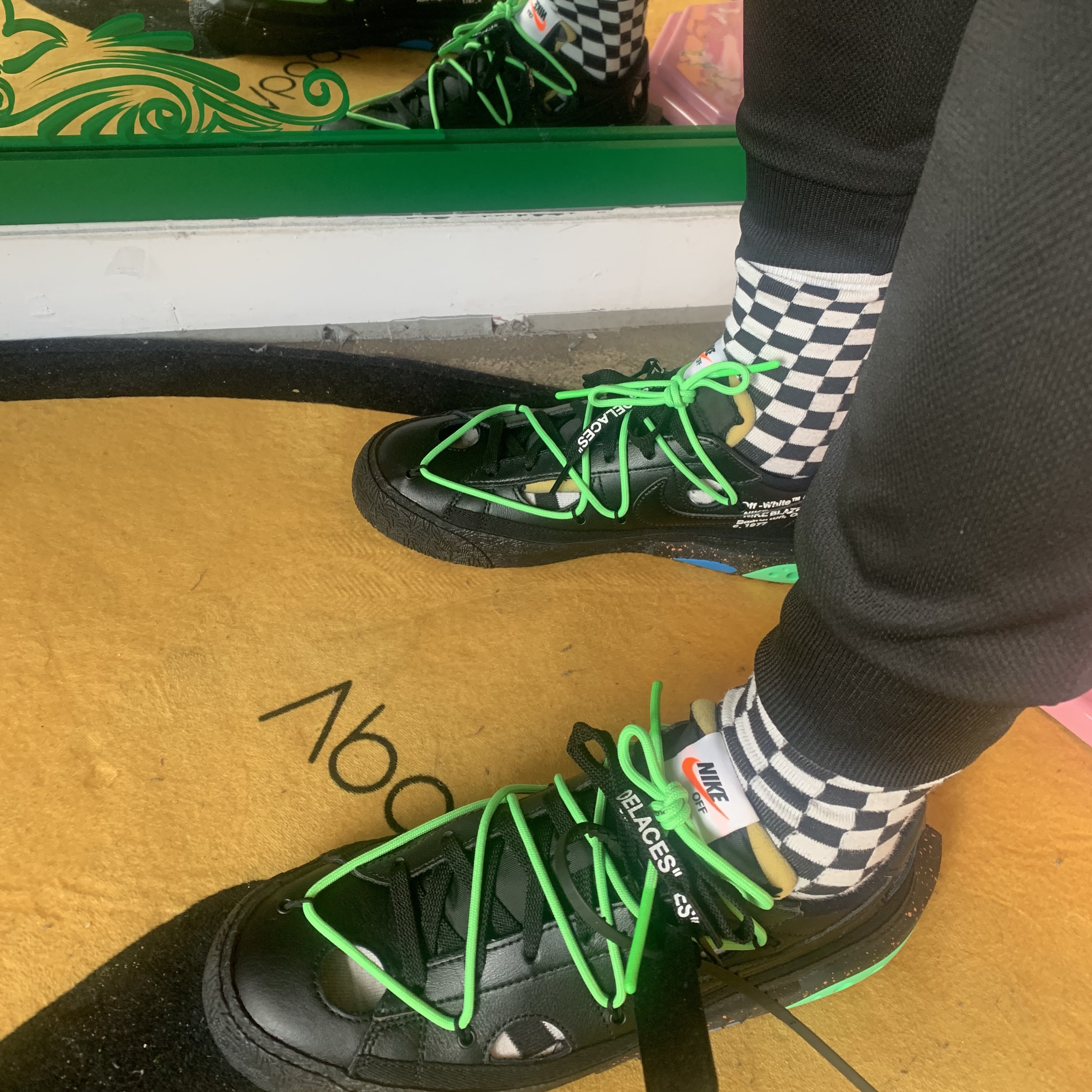 Nike x Off-White Blazer Low '77 Black and Electro Green 착용 스타일