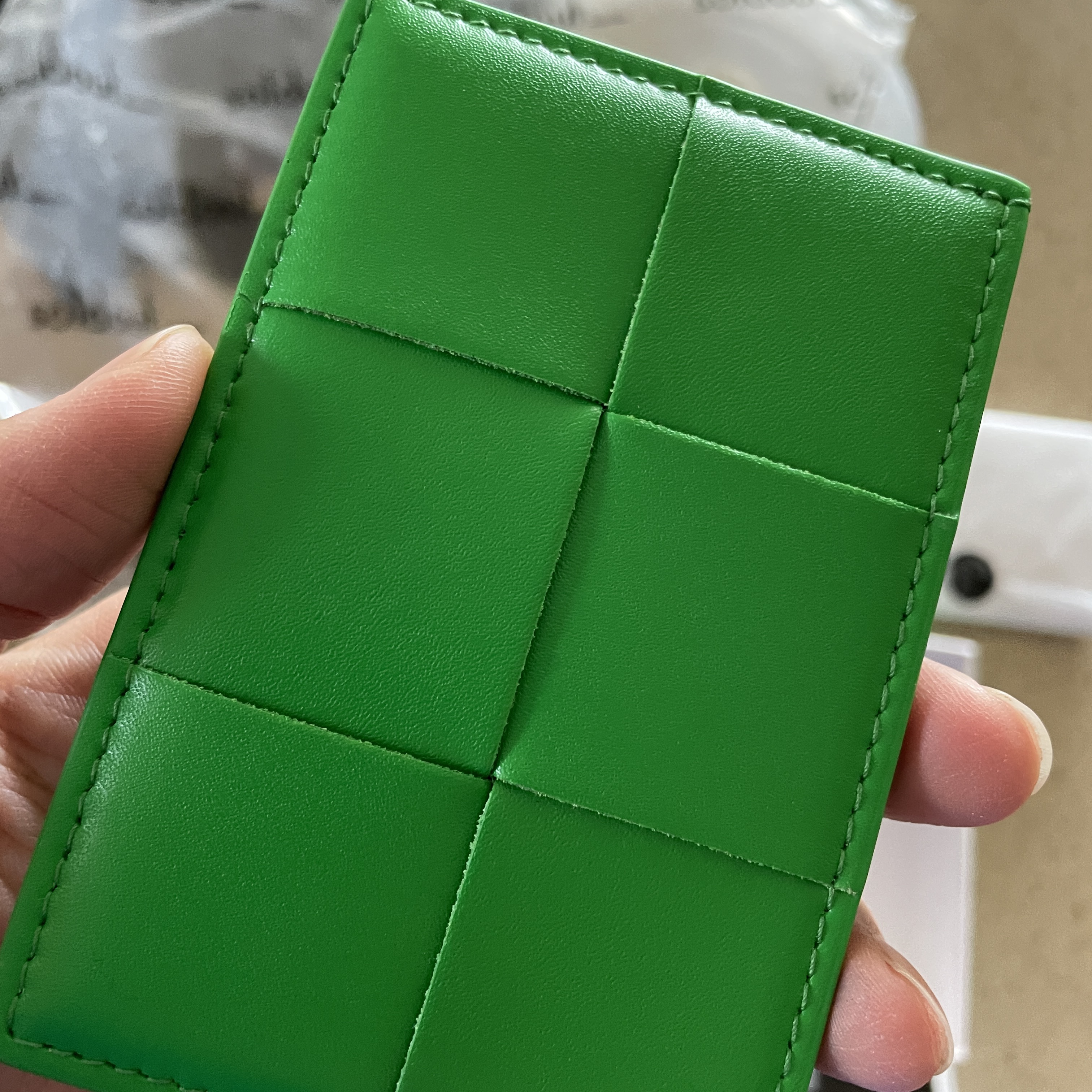 Bottega Veneta Credit Card Case Calfskin Parakeet 착용 스타일 - 1