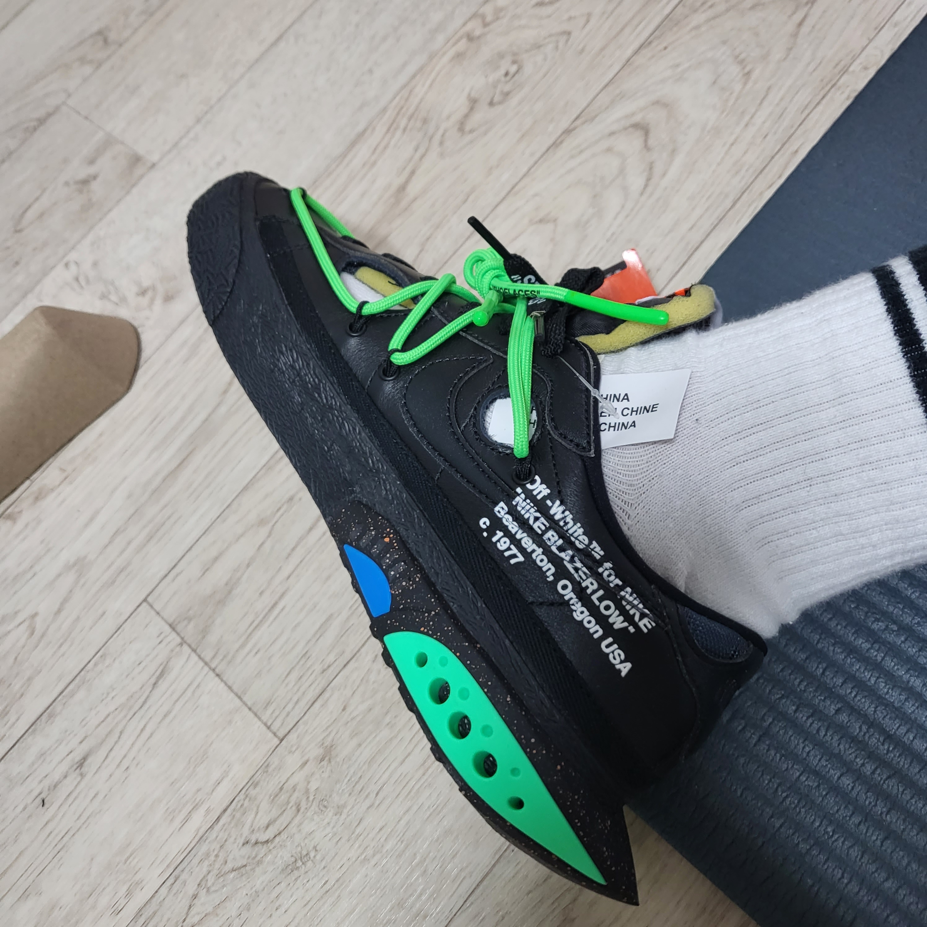 Nike x Off-White Blazer Low '77 Black and Electro Green 착용 스타일 - 4