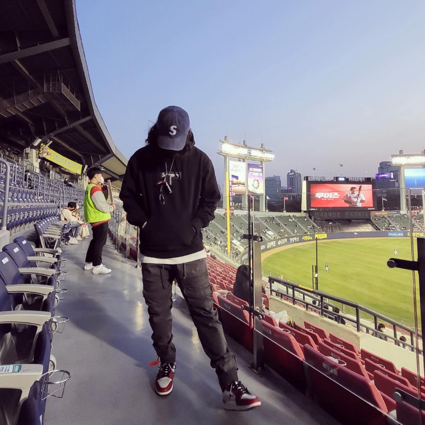 Supreme Box Logo Hooded Sweatshirt Black - 21FW, Supreme Kevlar Denim S Logo 6-Panel Indigo - 22SS 착용 스타일 - 2