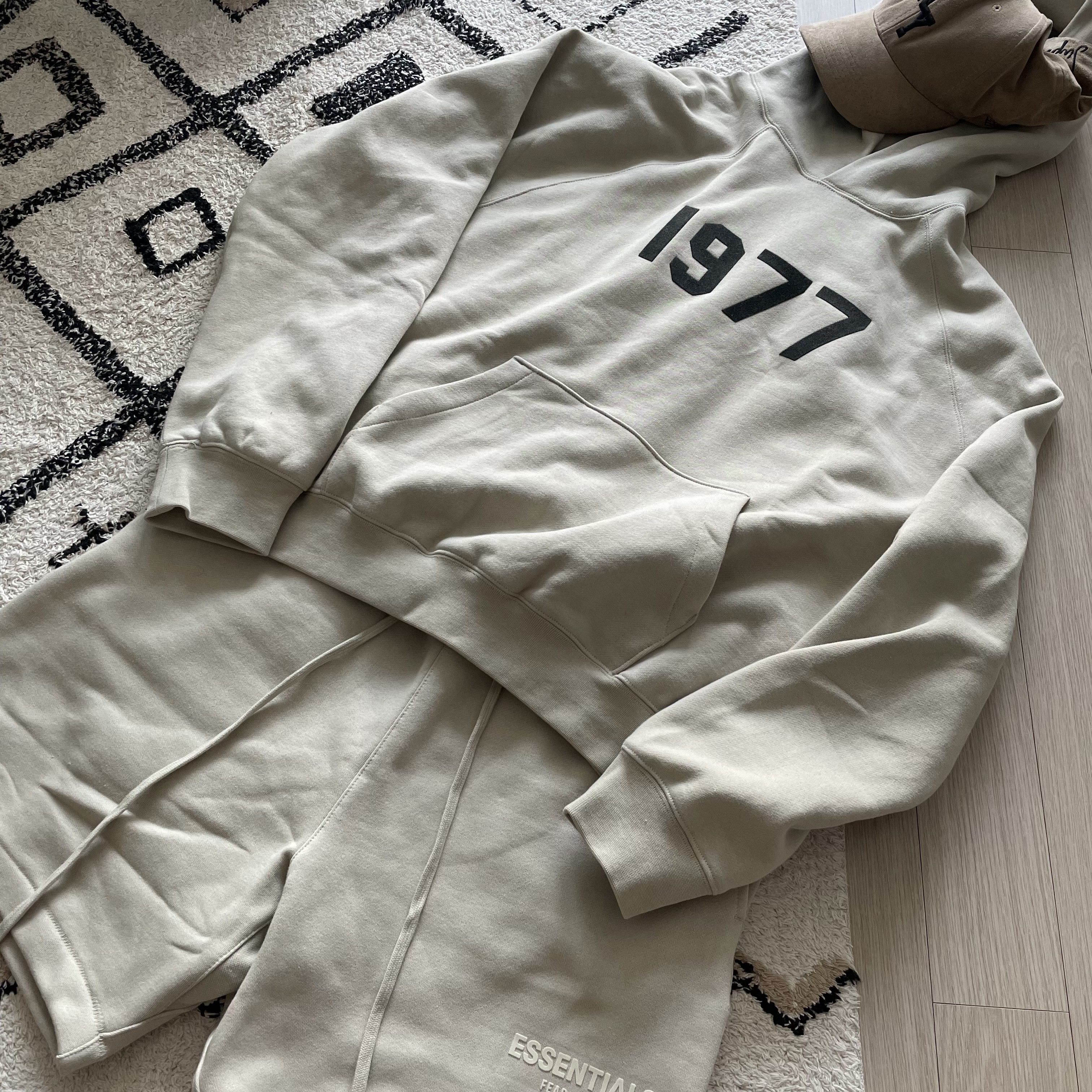 Essentials 1977 Hoodie Wheat - 22SS, Essentials Shorts Wheat - 22SS 착용 스타일