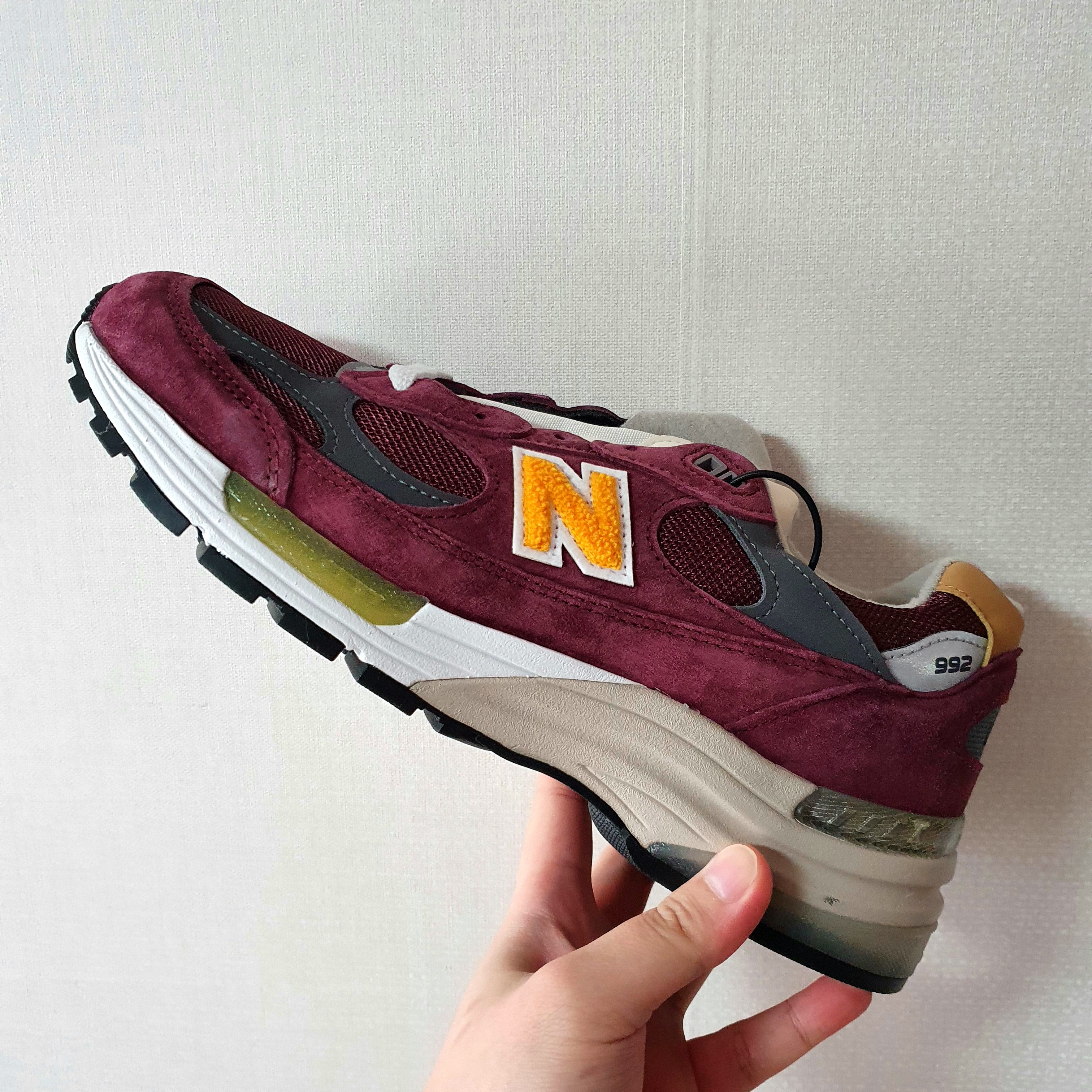 New Balance 992 Made in USA Burgundy Gold 착용 스타일