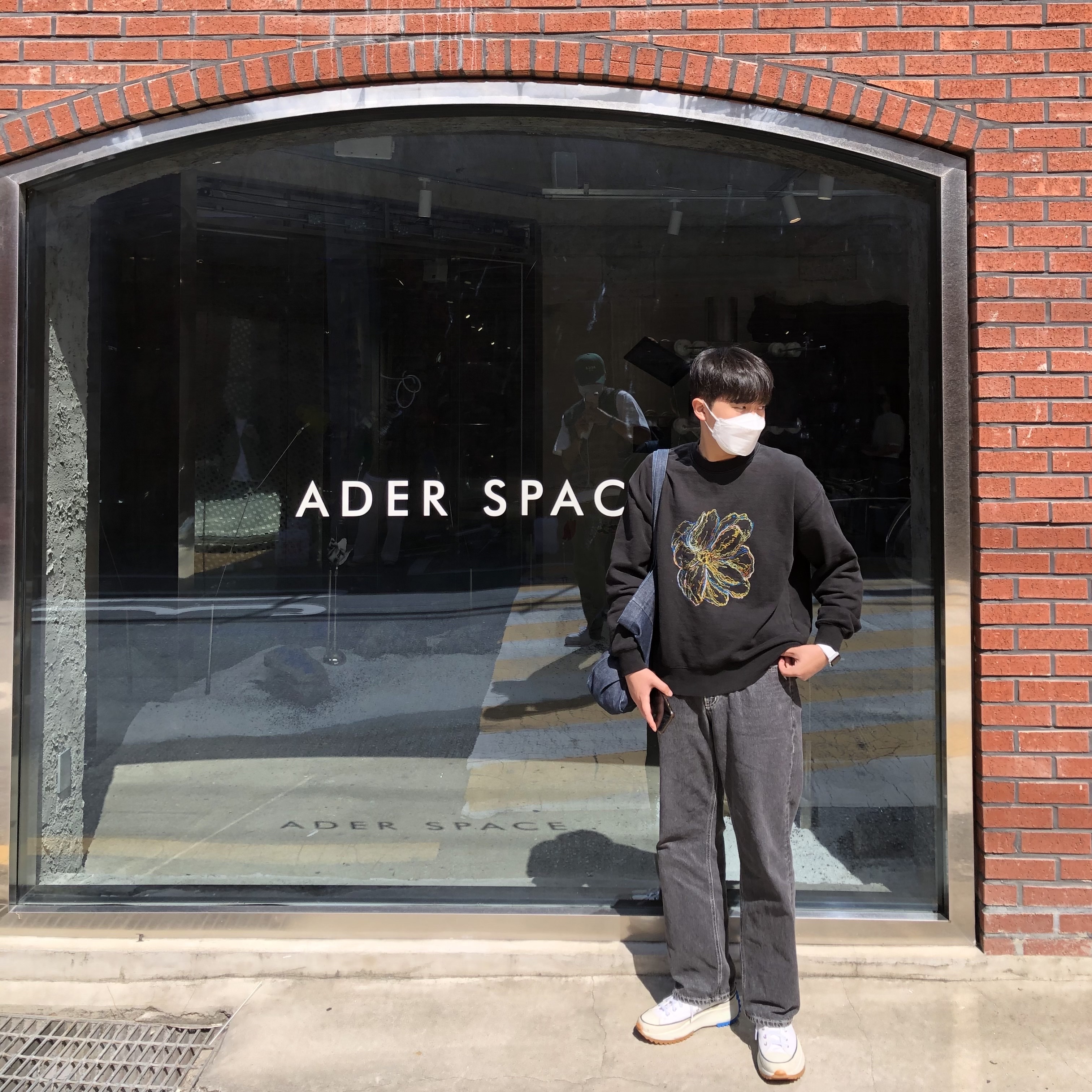 A.P.C. Daniela Shopping Bag Indigo, Converse x JW Anderson Run Star Hike Hi White 착용 스타일