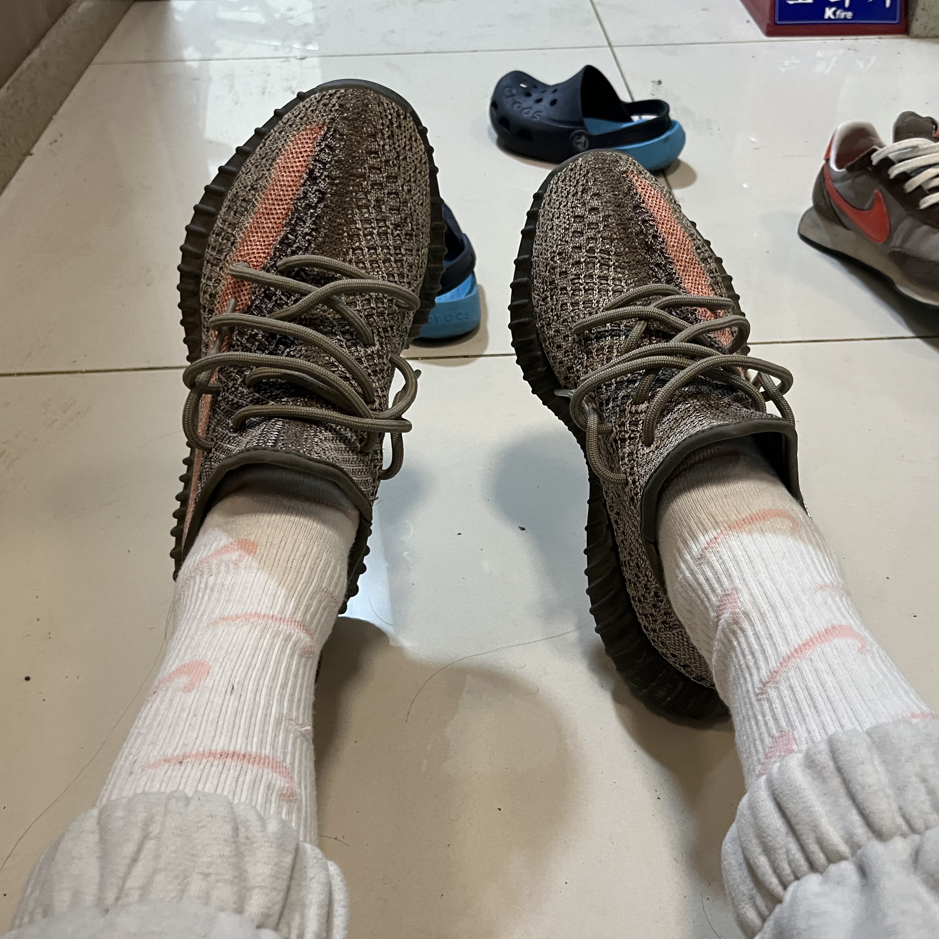 Adidas Yeezy Boost 350 V2 Ash Stone 착용 스타일 - 1