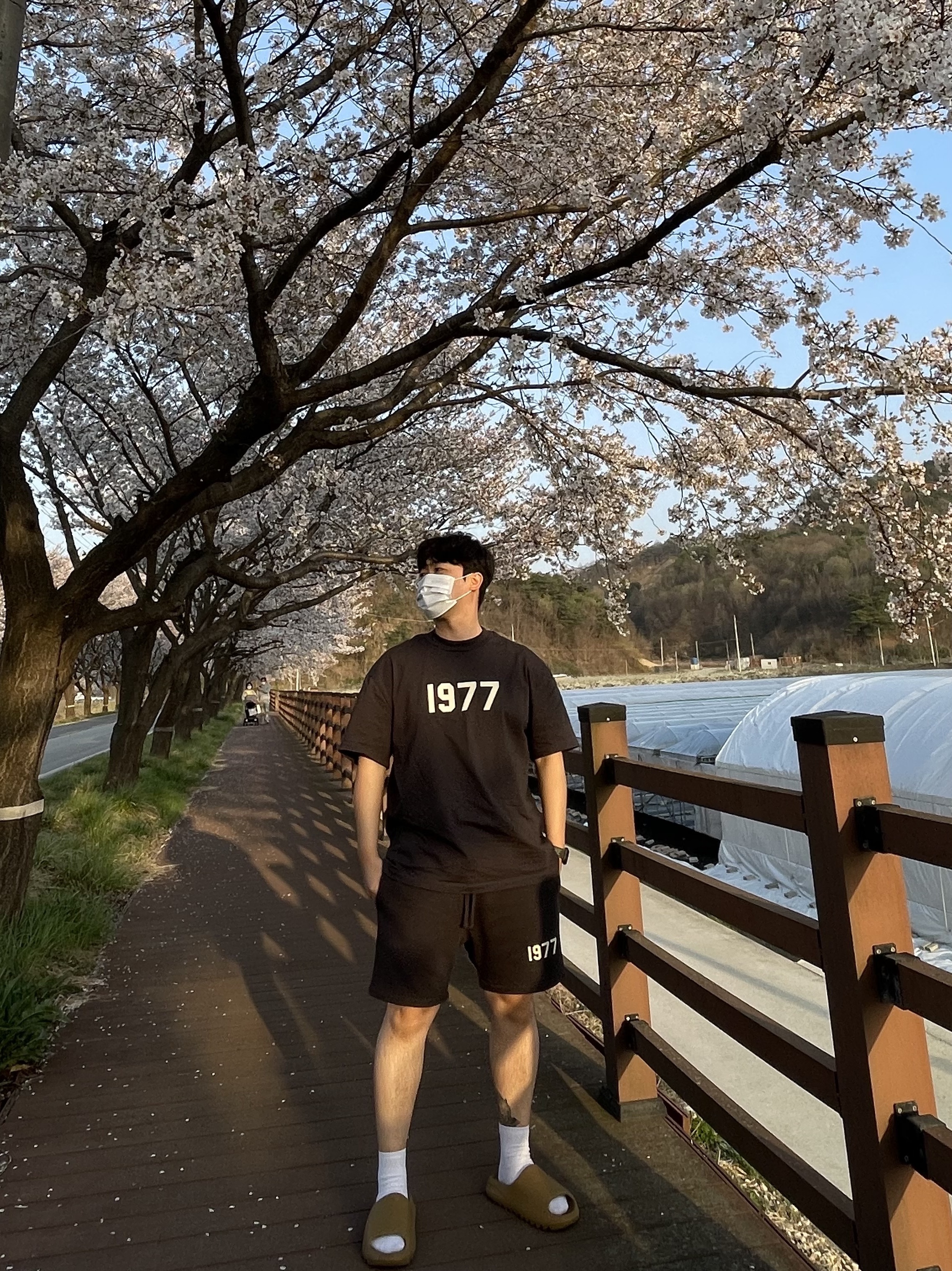 Essentials 1977 Shorts Iron - 22SS, Essentials 1977 T-Shirt Iron - 22SS 착용 스타일