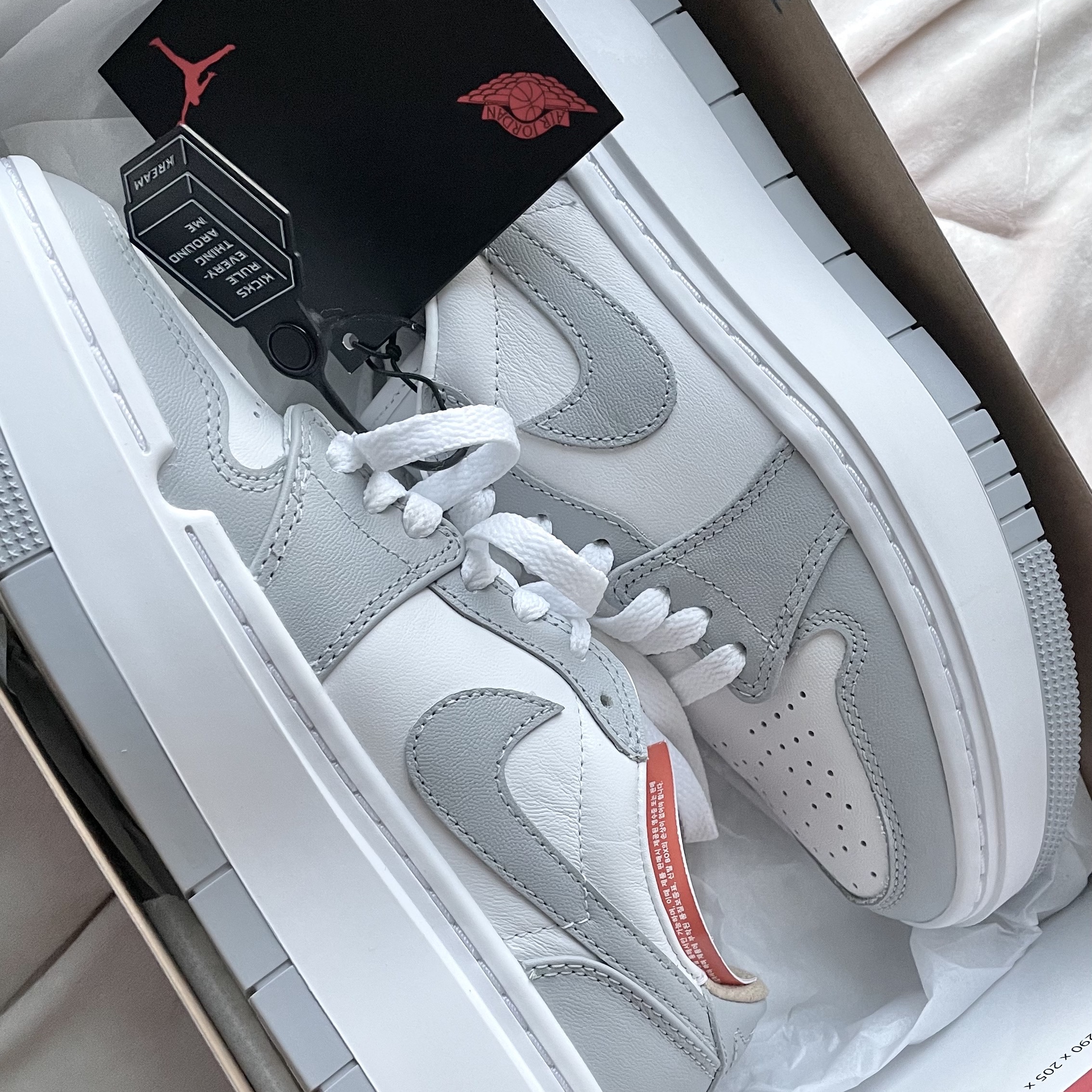 (W) Jordan 1 Elevate Low White and Wolf Grey 착용 스타일 - 1
