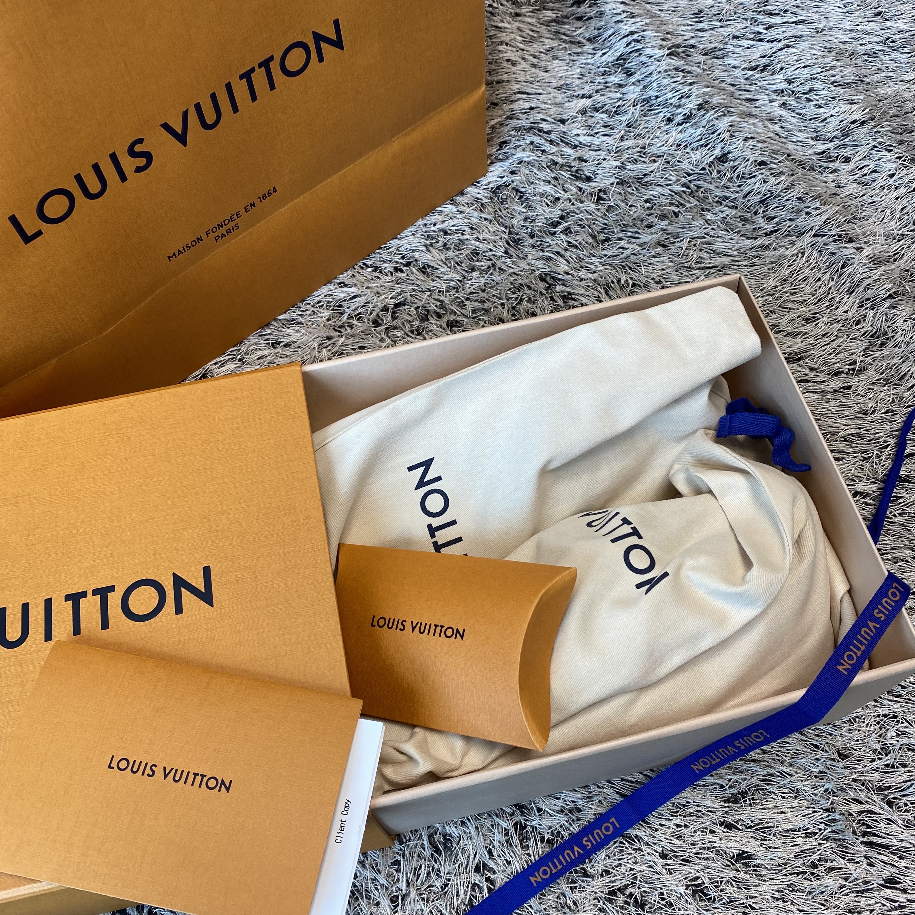 (W) Louis Vuitton Monogram Confidential Bandeau Black 착용 스타일 - 4