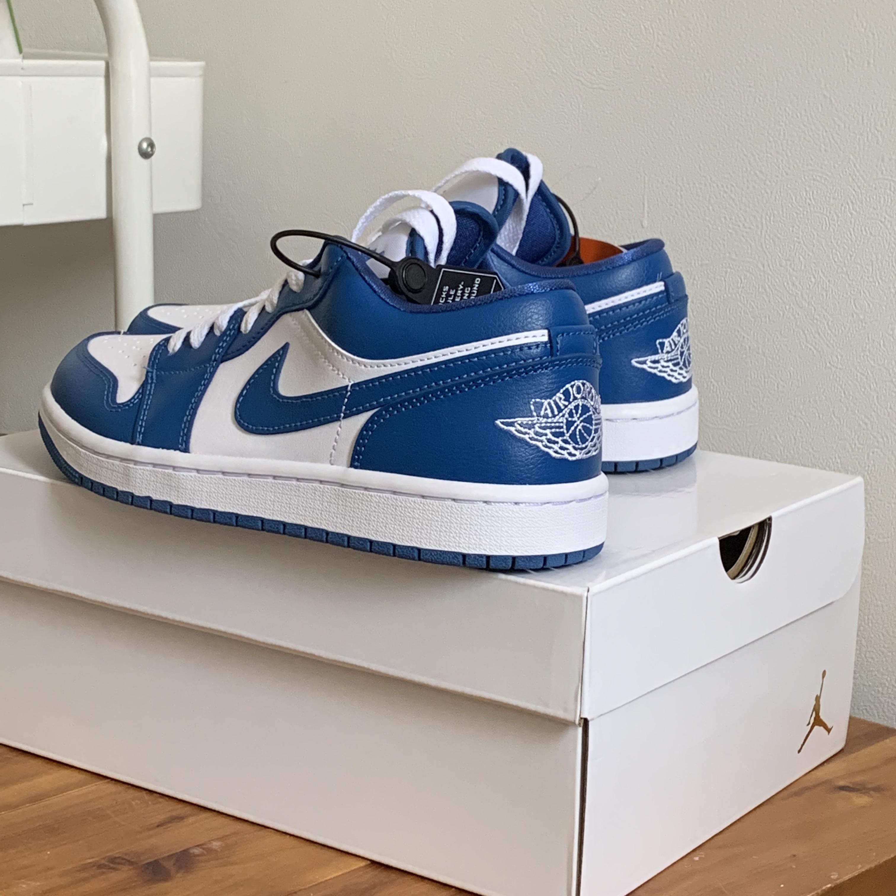 (W) Jordan 1 Low White Dark Marina Blue 착용 스타일 - 2