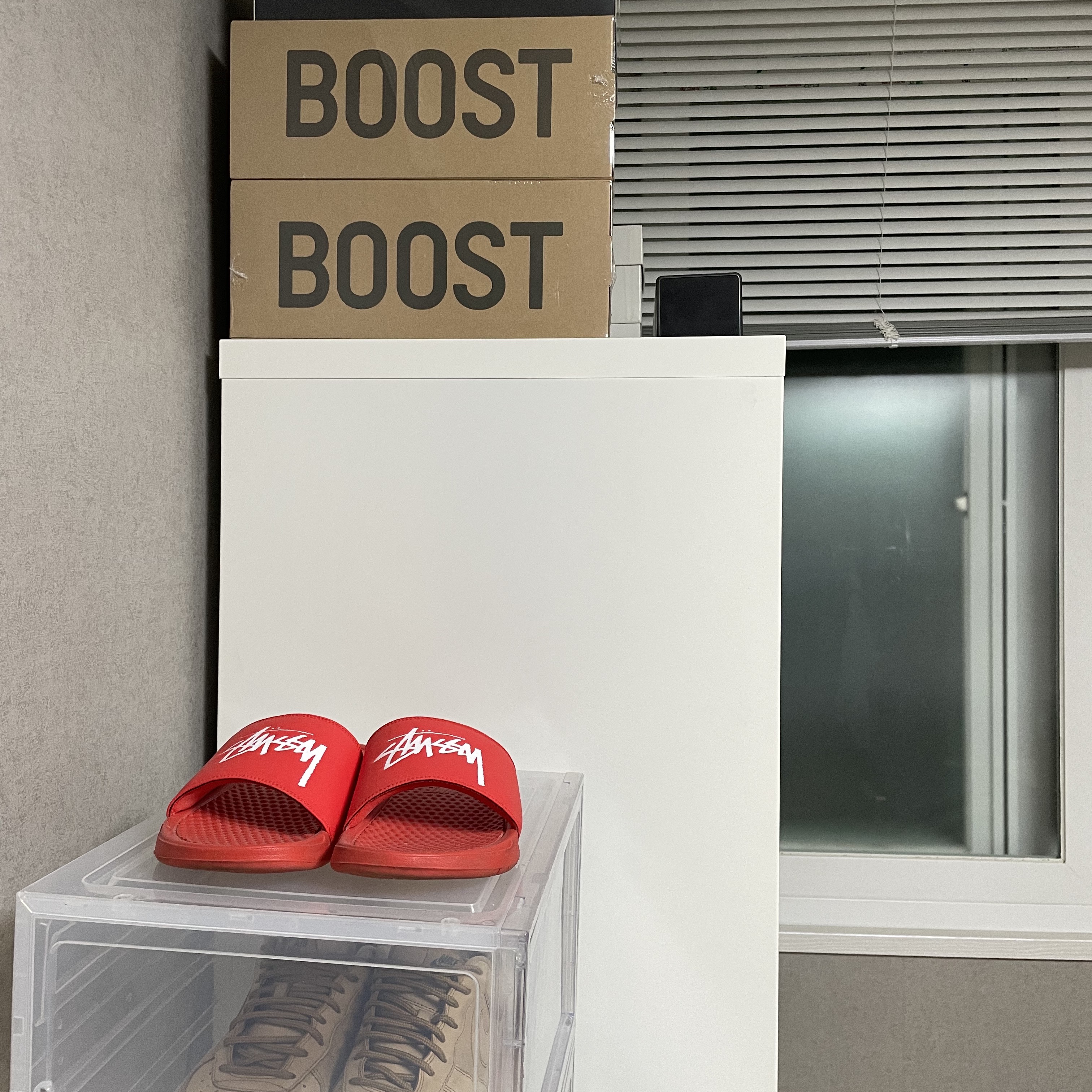 Nike x Stussy Benassi Slide Habanero Red, Nike x Supreme Air Force 1 Low White 착용 스타일