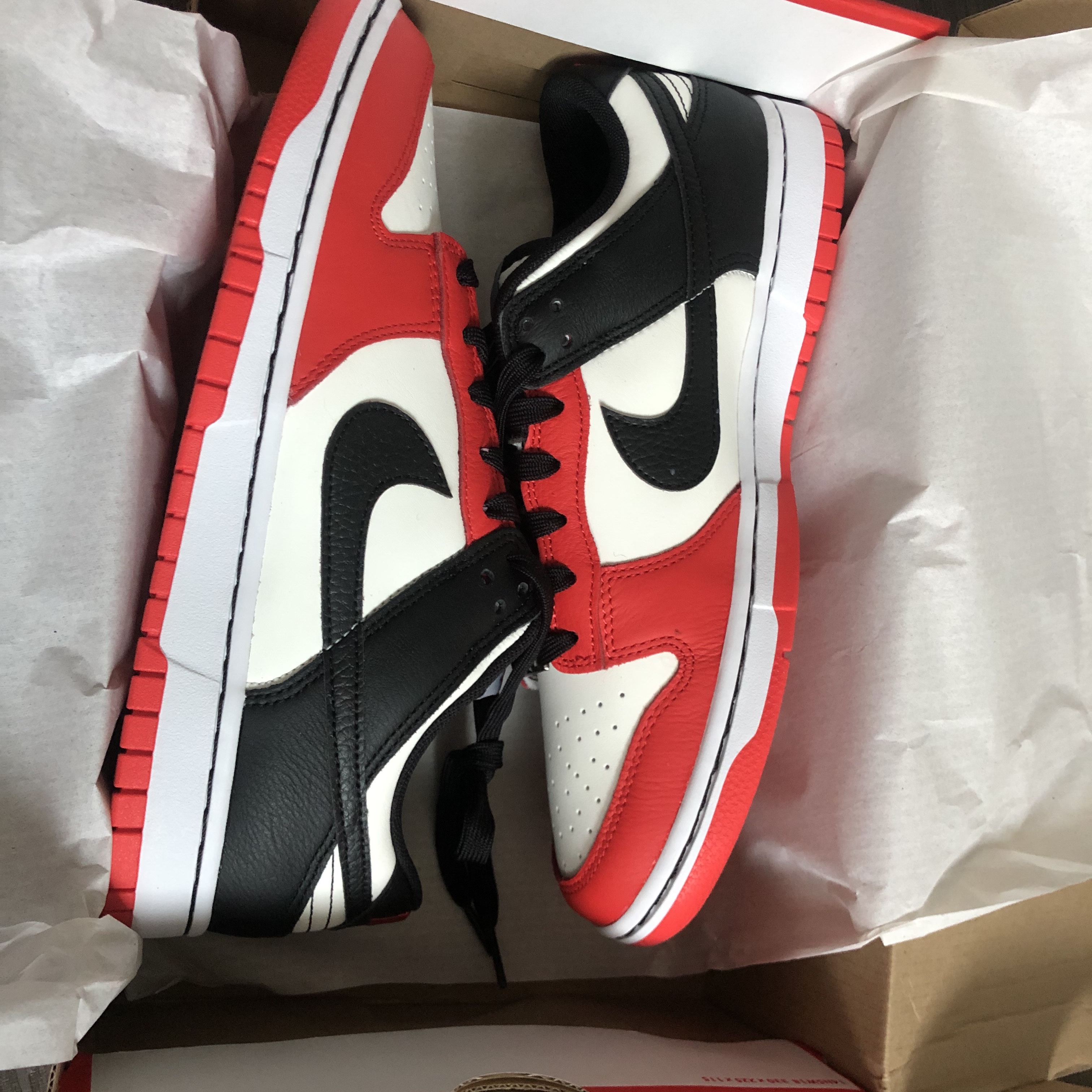 Nike x NBA Dunk Low Retro EMB Black and Chile Red 착용 스타일