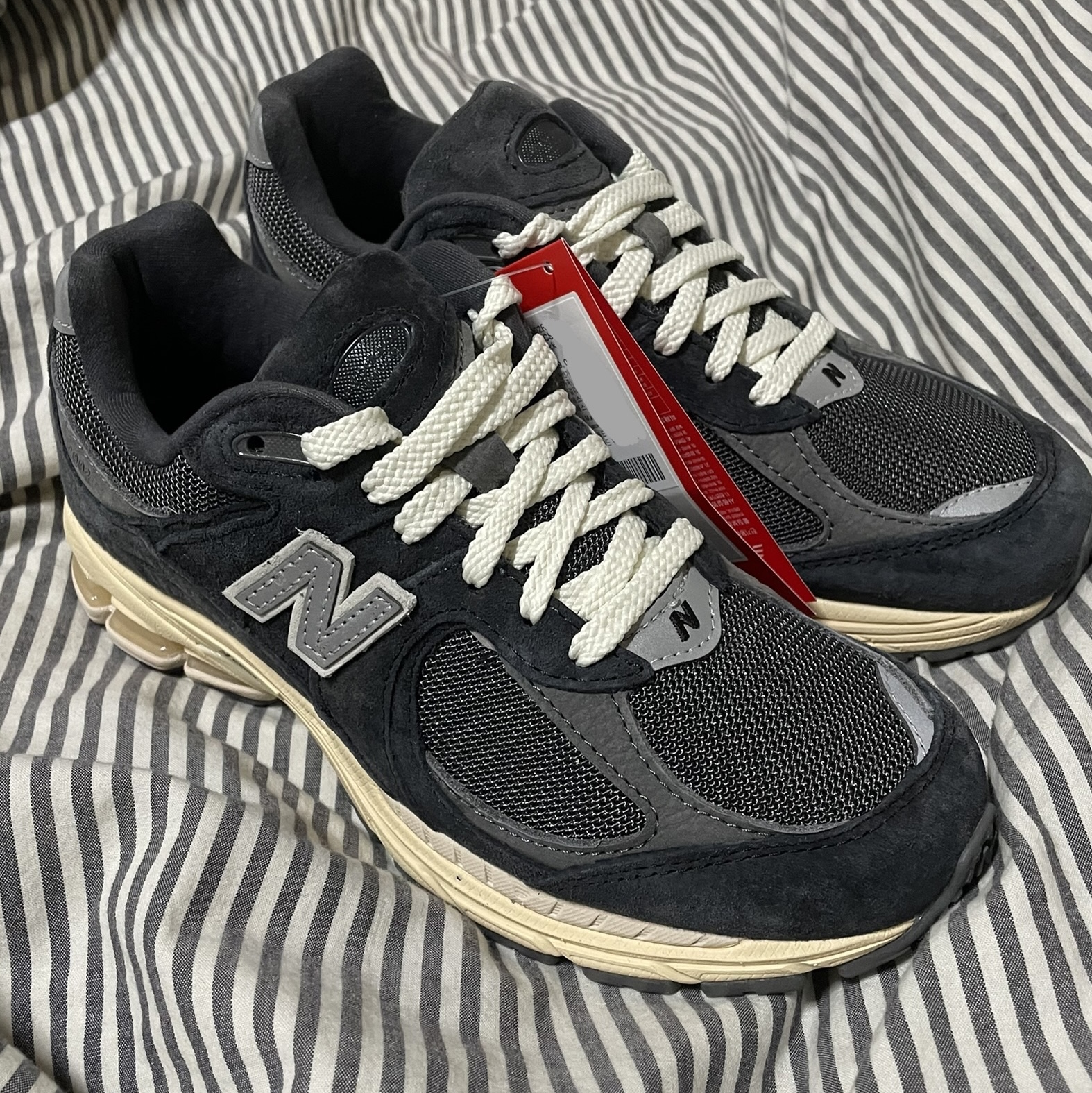 New Balance 2002R Special Vintage Black Grey 착용 스타일