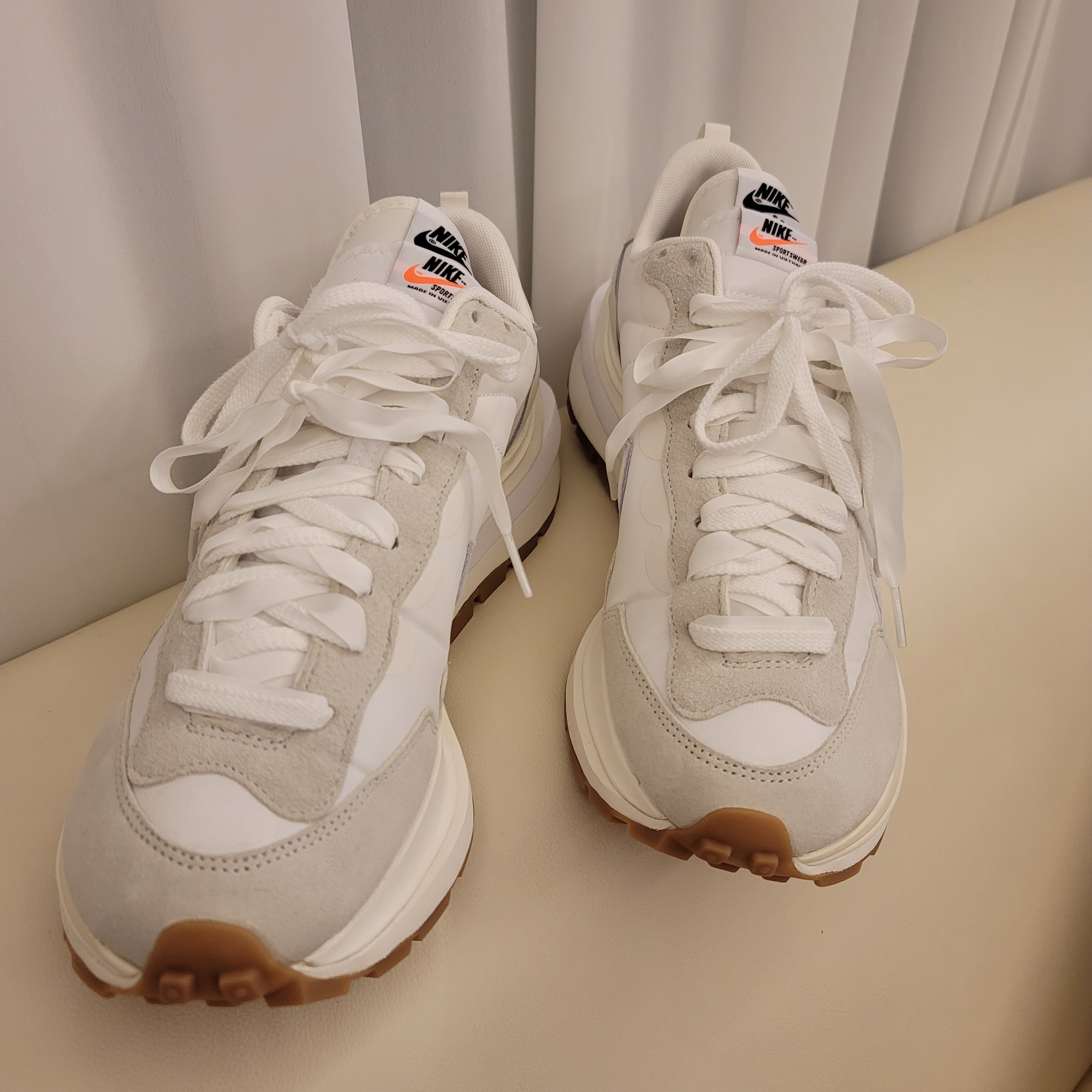Nike x Sacai VaporWaffle White and Gum 착용 스타일