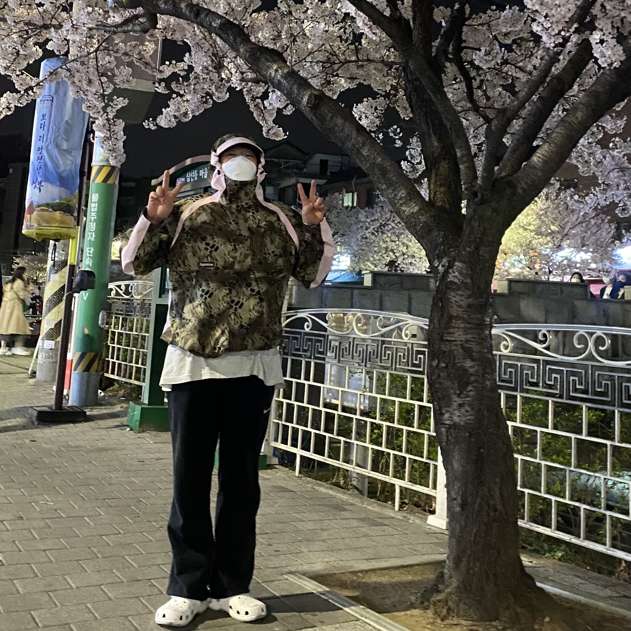 Supreme Gore-Tex Paclite Jacket Brown Prym1 Camo - 22SS, Supreme Milano Patch 6-Panel Black - 21FW 착용 스타일