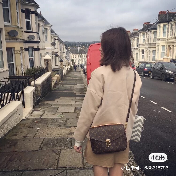 Louis Vuitton Pochette Metis Monogram 착용 스타일 - 3
