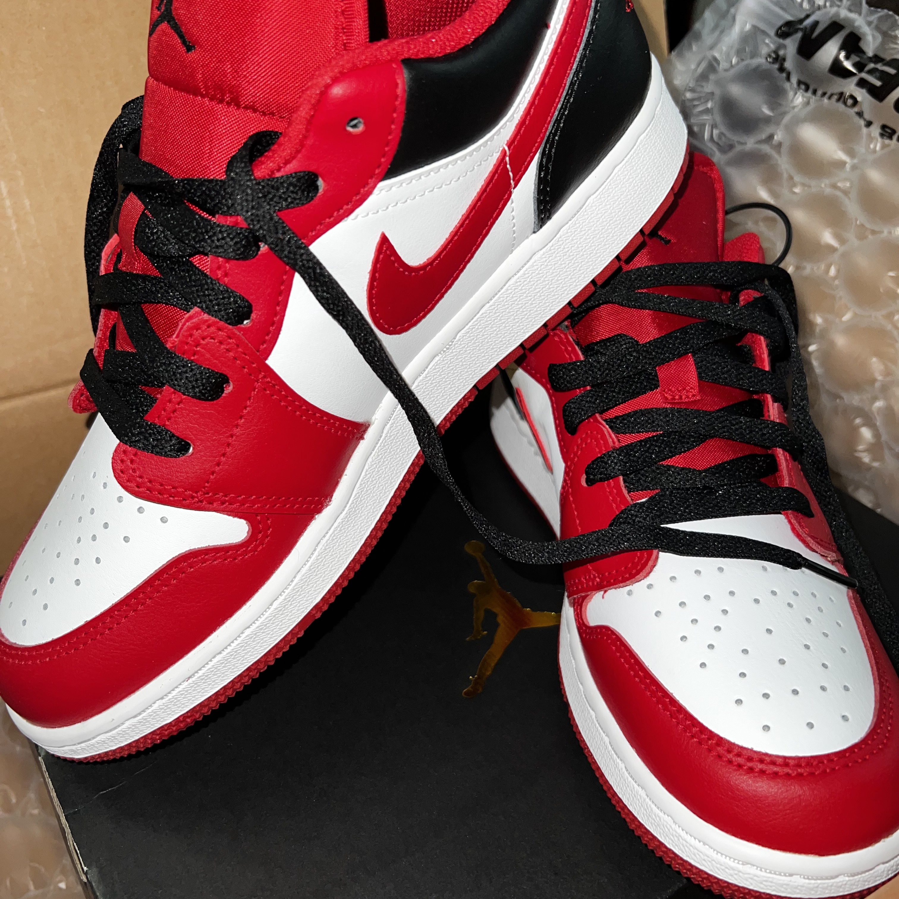 (GS) Jordan 1 Low White Gym Red Black 착용 스타일 - 1