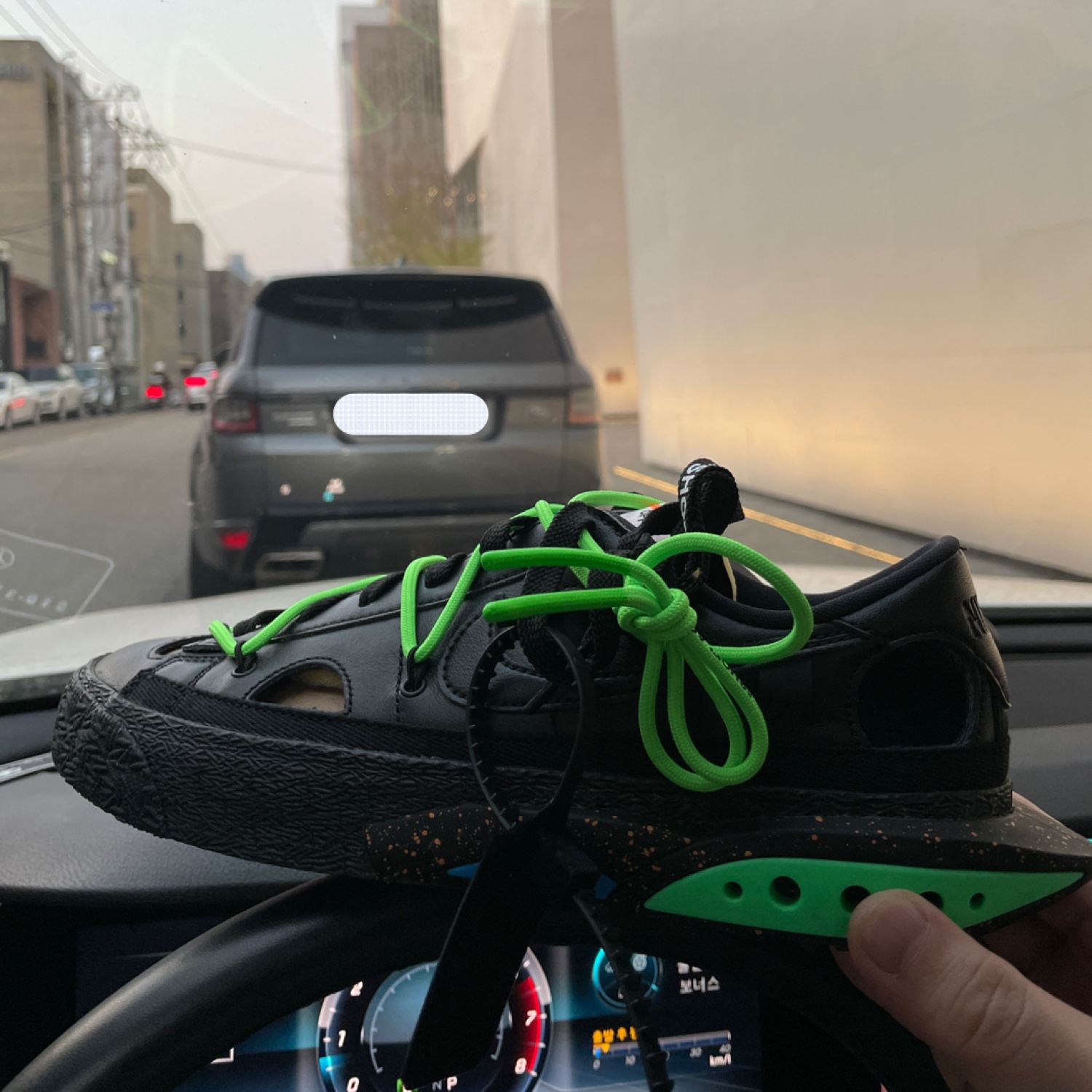 Nike x Off-White Blazer Low '77 Black and Electro Green 착용 스타일 - 2