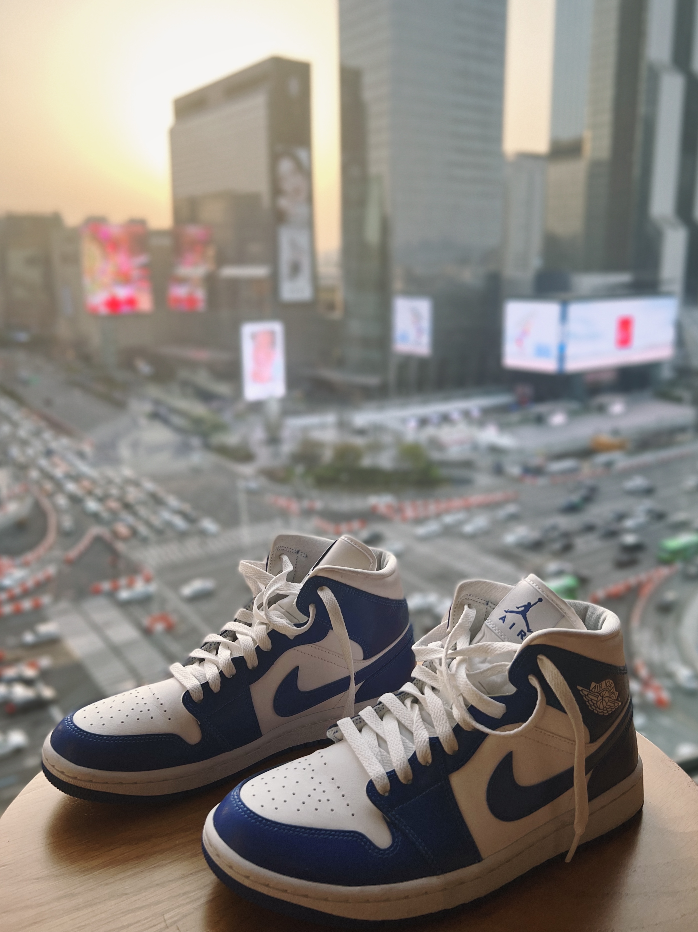 (W) Jordan 1 Mid White Hyper Royal 착용 스타일