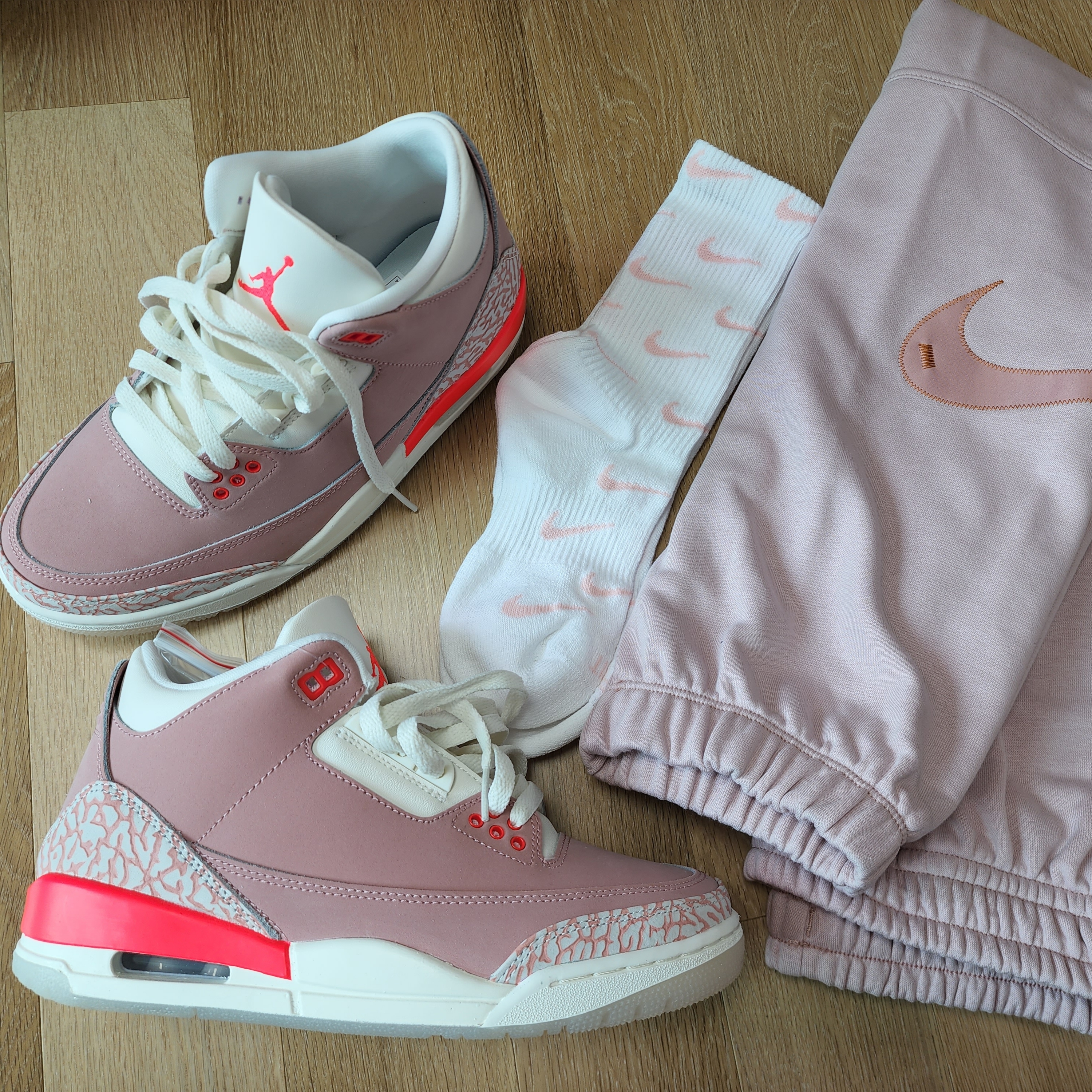 (W) Jordan 3 Retro Rust Pink, Stussy x Cactus Plant Flea Market Heart T-Shirt 착용 스타일 - 4