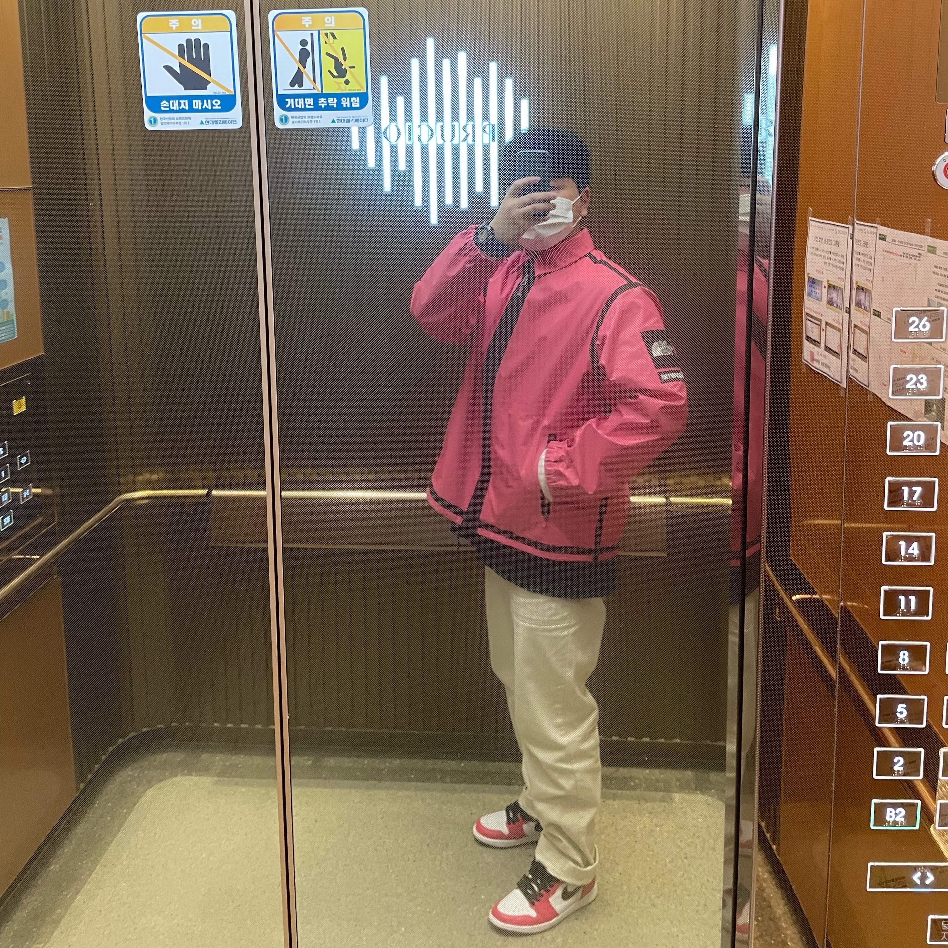 Supreme x The North Face Summit Series Outer Tape Seam Coaches Jacket Pink - 21SS, Jordan 1 Retro High OG Light Fusion Red 착용 스타일
