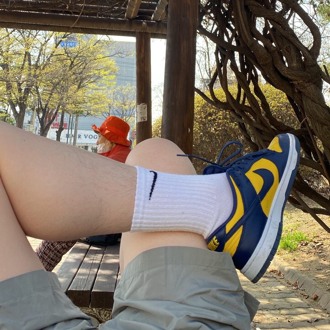 Nike Dunk Low Retro Varsity Maize, IAB Studio Woven Shorts Gray 착용 스타일