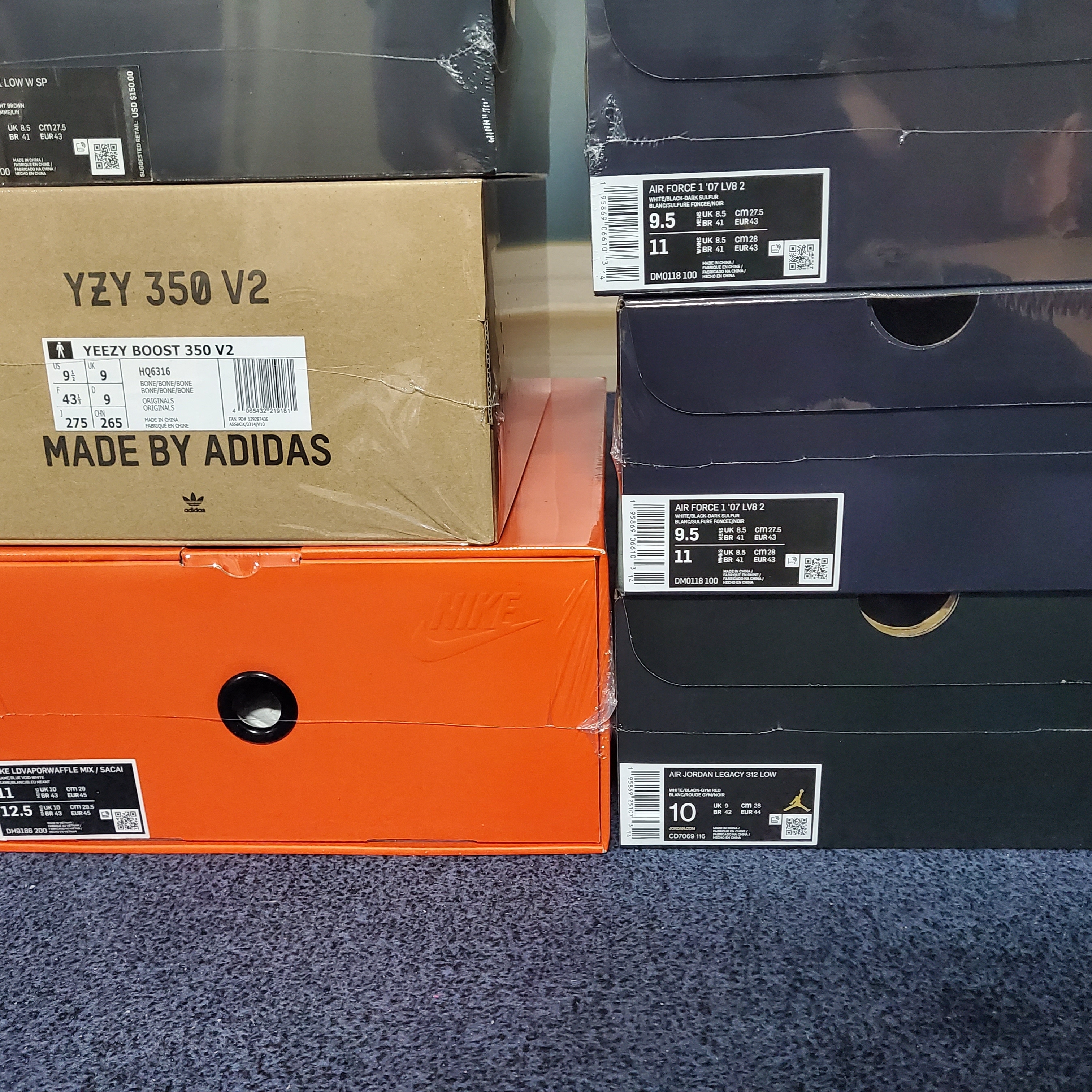 Adidas Yeezy Boost 350 V2 Bone, Nike x Sacai x Jean Paul Gaultier VaporWaffle Sesame Blue Void 착용 스타일 - 1