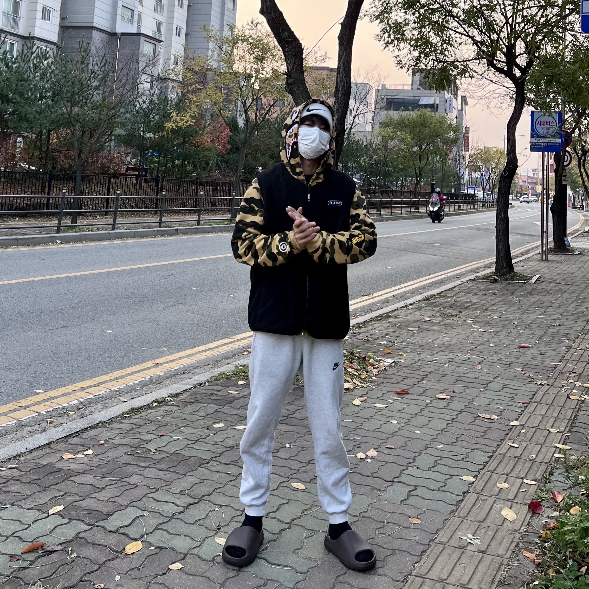 Nike x Stussy Cuff Beanie White, Adidas Yeezy Slide Soot 2021 착용 스타일